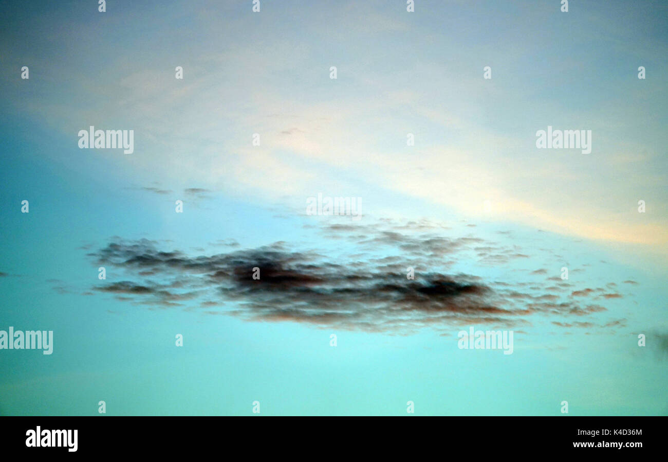 Extraña nube en forma abstracta Foto de stock