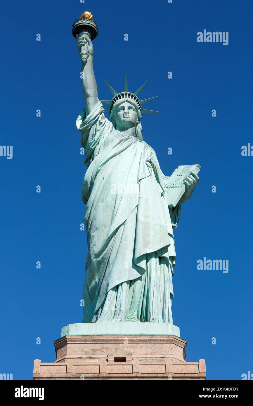 La estatua de la libertad con vista frontal del pedestal en un día soleado, cielo azul en Nueva York Foto de stock