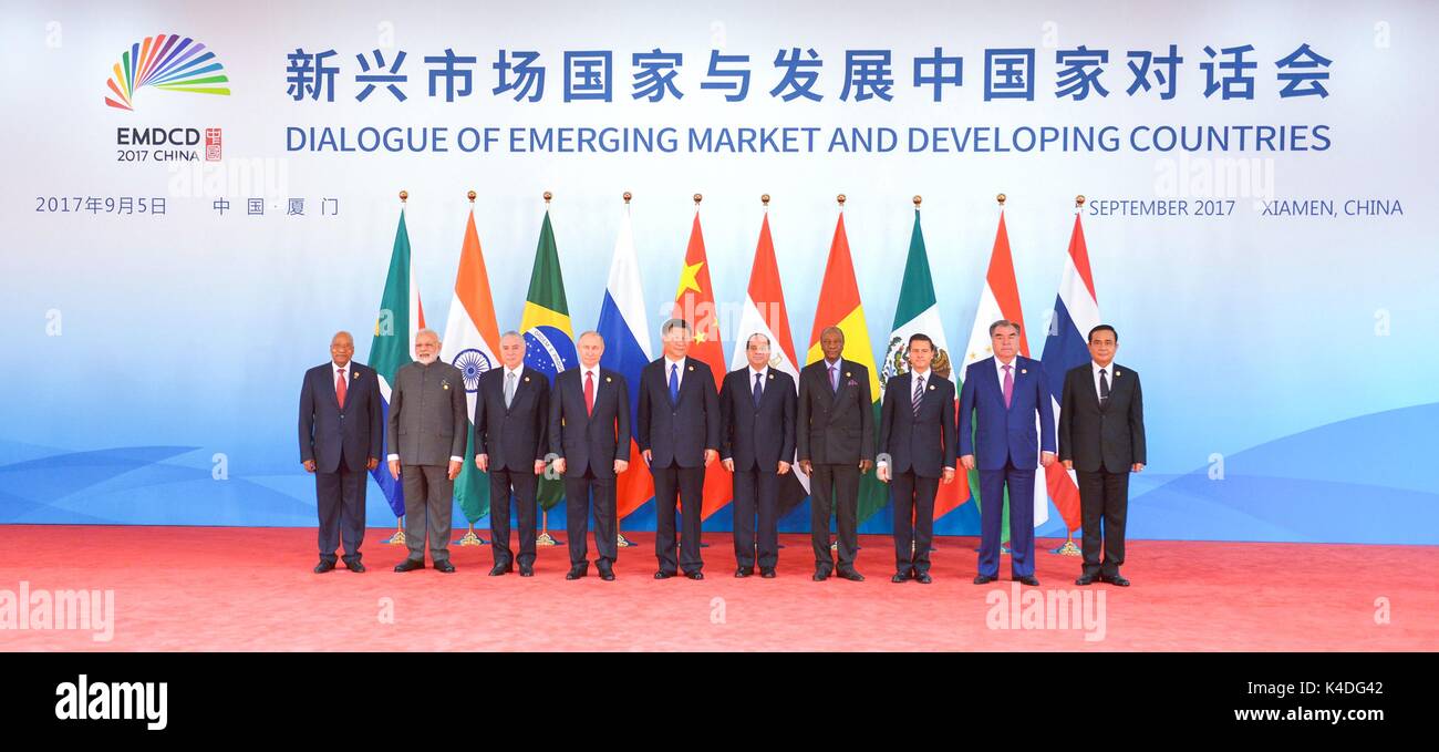 Los dirigentes que participaron en la reunión en la Cumbre BRICS en el diálogo de los mercados emergentes y los países en desarrollo permanezcan juntos para una foto familiar de Septiembre 5, 2017 en Xiamen, China. De izquierda a derecha, son: el Presidente sudafricano Jacob Zuma, el Primer Ministro de la India, Narendra Modi, el Presidente de Brasil, Michel Temer, el presidente ruso, Vladimir Putin, el presidente chino Xi Jinping, el Presidente Egipcio Abdel-Fattah el-Sissi, Presidente guineano Alpha Conde, el Presidente de México, Enrique Peña Nieto, el Presidente de Tayikistán, Emomali Rahmon y Primer Ministro tailandés Prayuth Chan-OCHA. Foto de stock