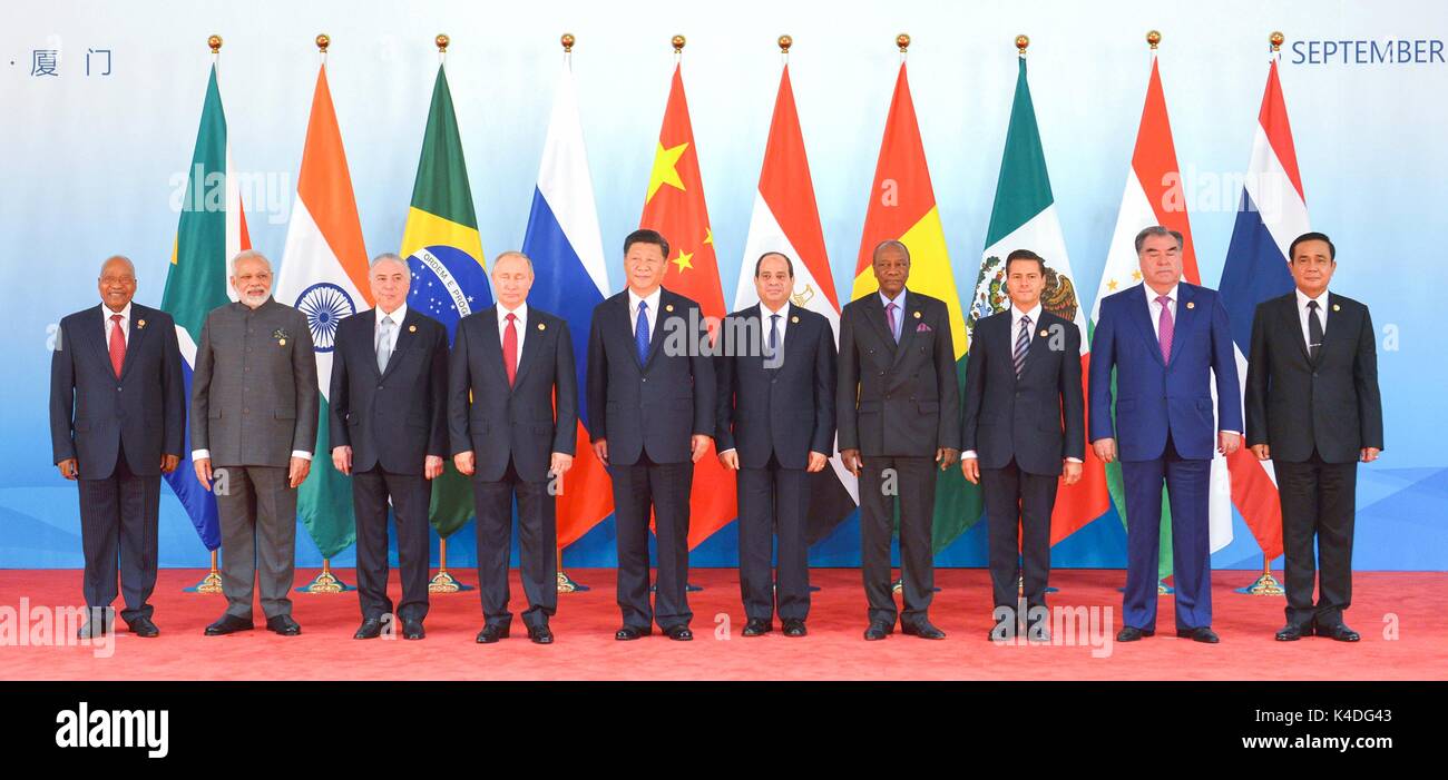 Los dirigentes que participaron en la reunión en la Cumbre BRICS en el diálogo de los mercados emergentes y los países en desarrollo permanezcan juntos para una foto familiar de Septiembre 5, 2017 en Xiamen, China. De izquierda a derecha, son: el Presidente sudafricano Jacob Zuma, el Primer Ministro de la India, Narendra Modi, el Presidente de Brasil, Michel Temer, el presidente ruso, Vladimir Putin, el presidente chino Xi Jinping, el Presidente Egipcio Abdel-Fattah el-Sissi, Presidente guineano Alpha Conde, el Presidente de México, Enrique Peña Nieto, el Presidente de Tayikistán, Emomali Rahmon y Primer Ministro tailandés Prayuth Chan-OCHA. Foto de stock