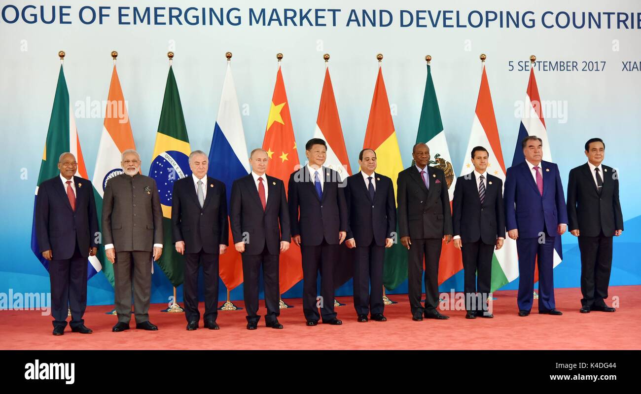 Los dirigentes que participaron en la reunión en la Cumbre BRICS en el diálogo de los mercados emergentes y los países en desarrollo permanezcan juntos para una foto familiar de Septiembre 5, 2017 en Xiamen, China. De izquierda a derecha, son: el Presidente sudafricano Jacob Zuma, el Primer Ministro de la India, Narendra Modi, el Presidente de Brasil, Michel Temer, el presidente ruso, Vladimir Putin, el presidente chino Xi Jinping, el Presidente Egipcio Abdel-Fattah el-Sissi, Presidente guineano Alpha Conde, el Presidente de México, Enrique Peña Nieto, el Presidente de Tayikistán, Emomali Rahmon y Primer Ministro tailandés Prayuth Chan-OCHA. Foto de stock