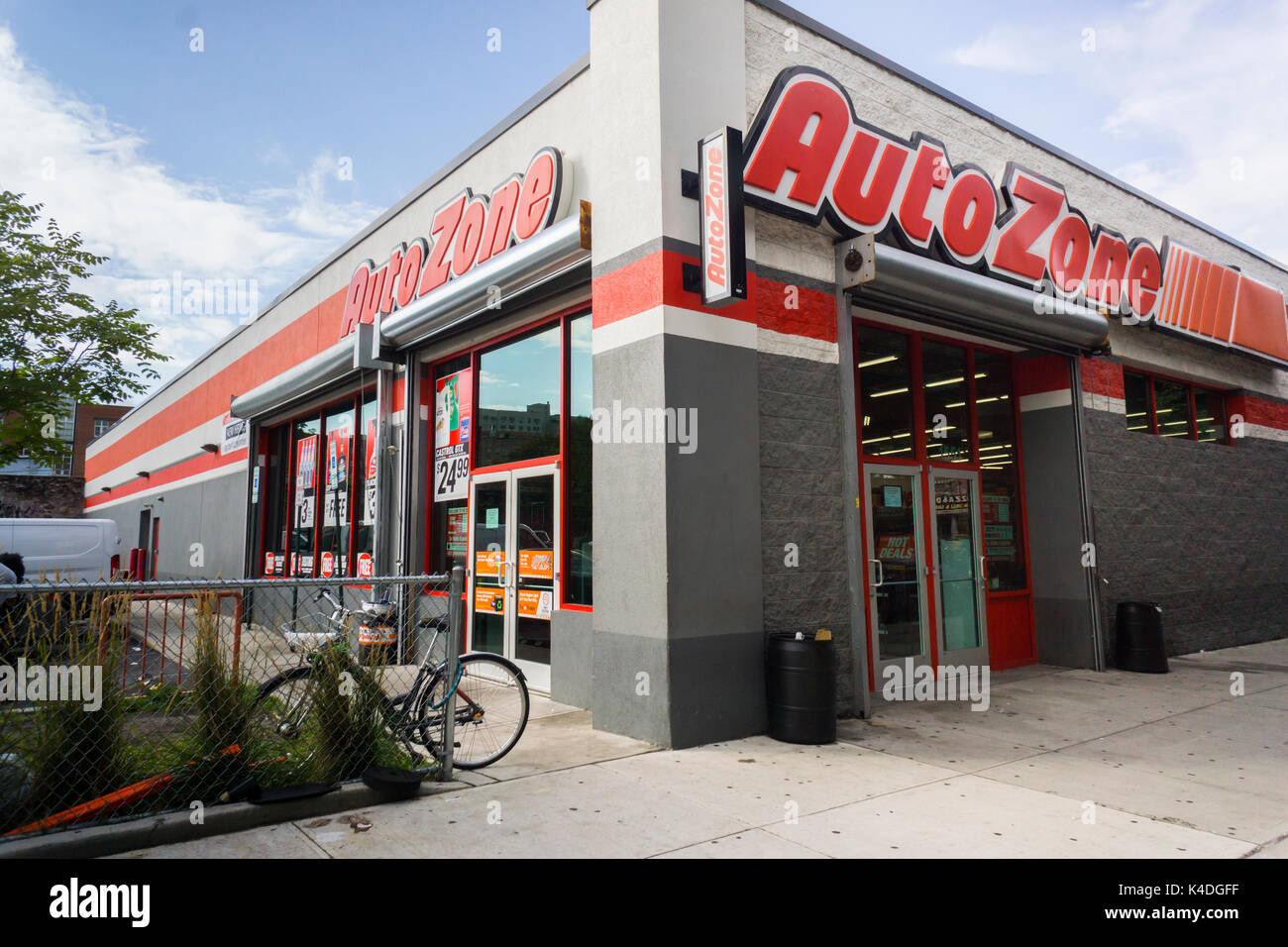 Un AutoZone aftermarket Auto Parts Store en el Bronx en Nueva York el