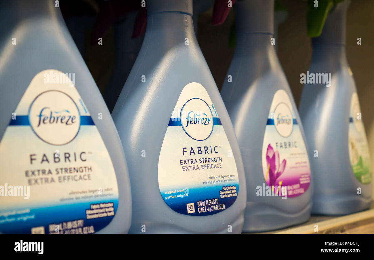 Botellas de Procter & Gamble Febreeze del eliminador de olores en un supermercado en Nueva York el miércoles, 30 de agosto de 2017. P&G anunció la lista de los ingredientes de Febreeze y esencias herbales, los cuales contienen tetrahydrolinalool, en una apuesta por una mayor transparencia en las etiquetas. Coincidently Wal-mart anunció que exigirá a todos los proveedores a enumerar los ingredientes en sus etiquetas el próximo año y exigirá el mismo destino en 2020. (© Richard B. Levine) Foto de stock