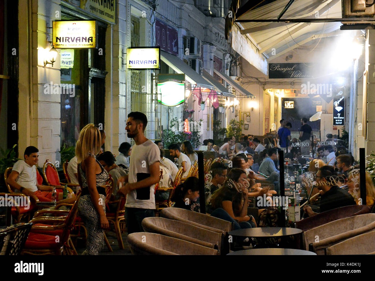 Macca vilacrosse pasajul-fue una vez la joyería arcade en Bucarest. Hoy en día es más probable que se iluminen los fug de Shisha fuman Foto de stock