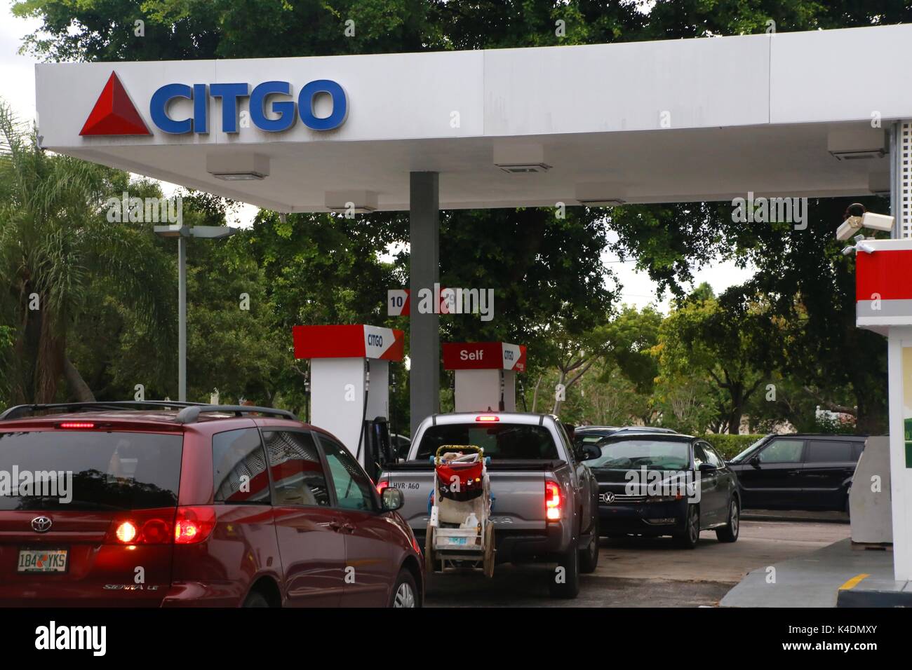 Los coches son grid-bloqueado al intentar obtener el gas antes de que el huracán irma en Citgo station en sample road y Powerline Road en Pompano Beach, Florida Foto de stock