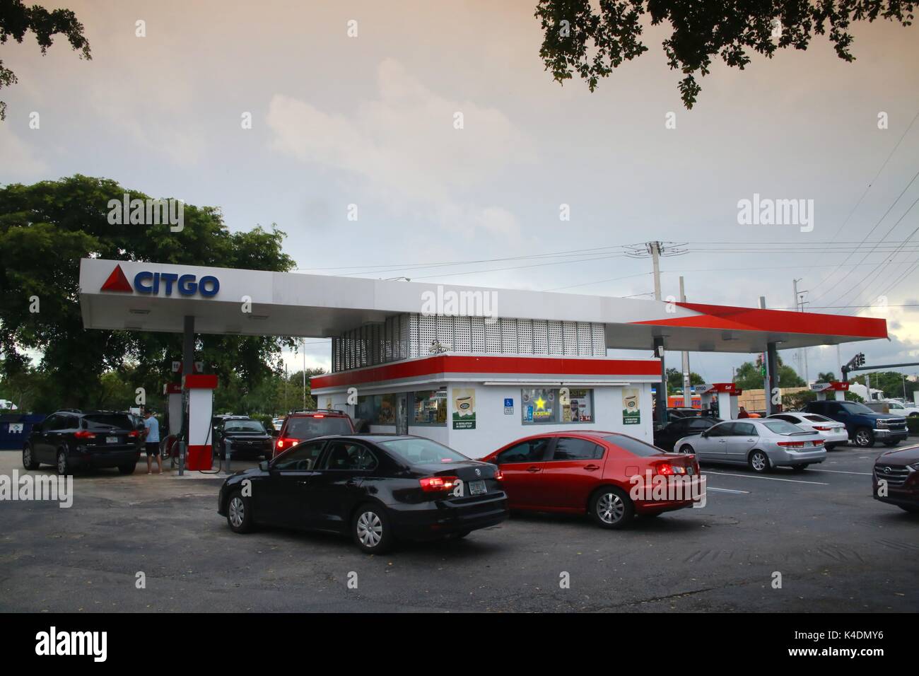 Los coches son grid-bloqueado al intentar obtener el gas antes de que el huracán irma en Citgo station en sample road y Powerline Road en Pompano Beach, Florida Foto de stock