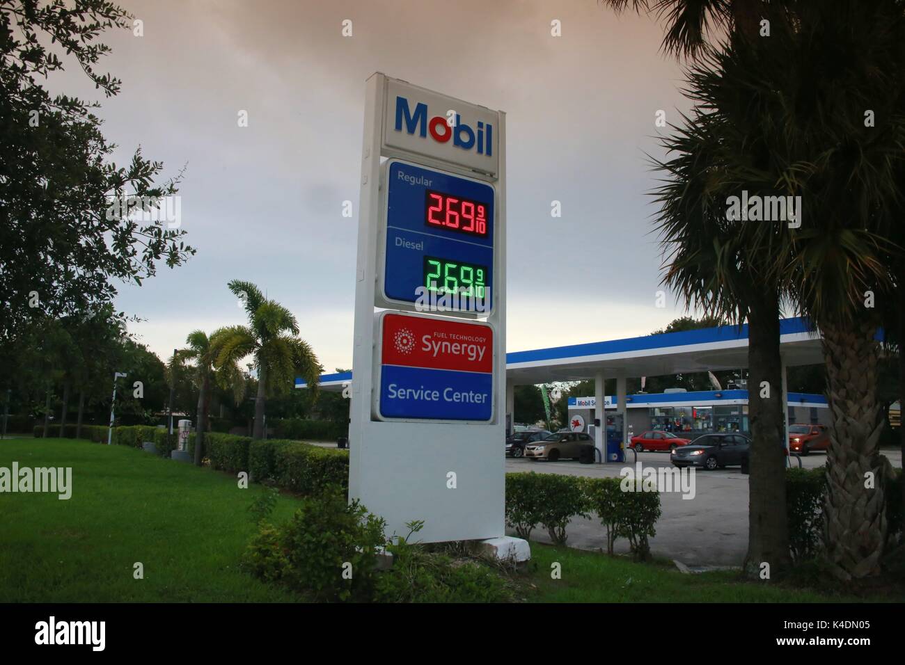 Mobil station ofrece regularmente y gas diesel a $2.69 y 9/10ths en sample road y Powerline Road en Pompano Beach, Florida Foto de stock
