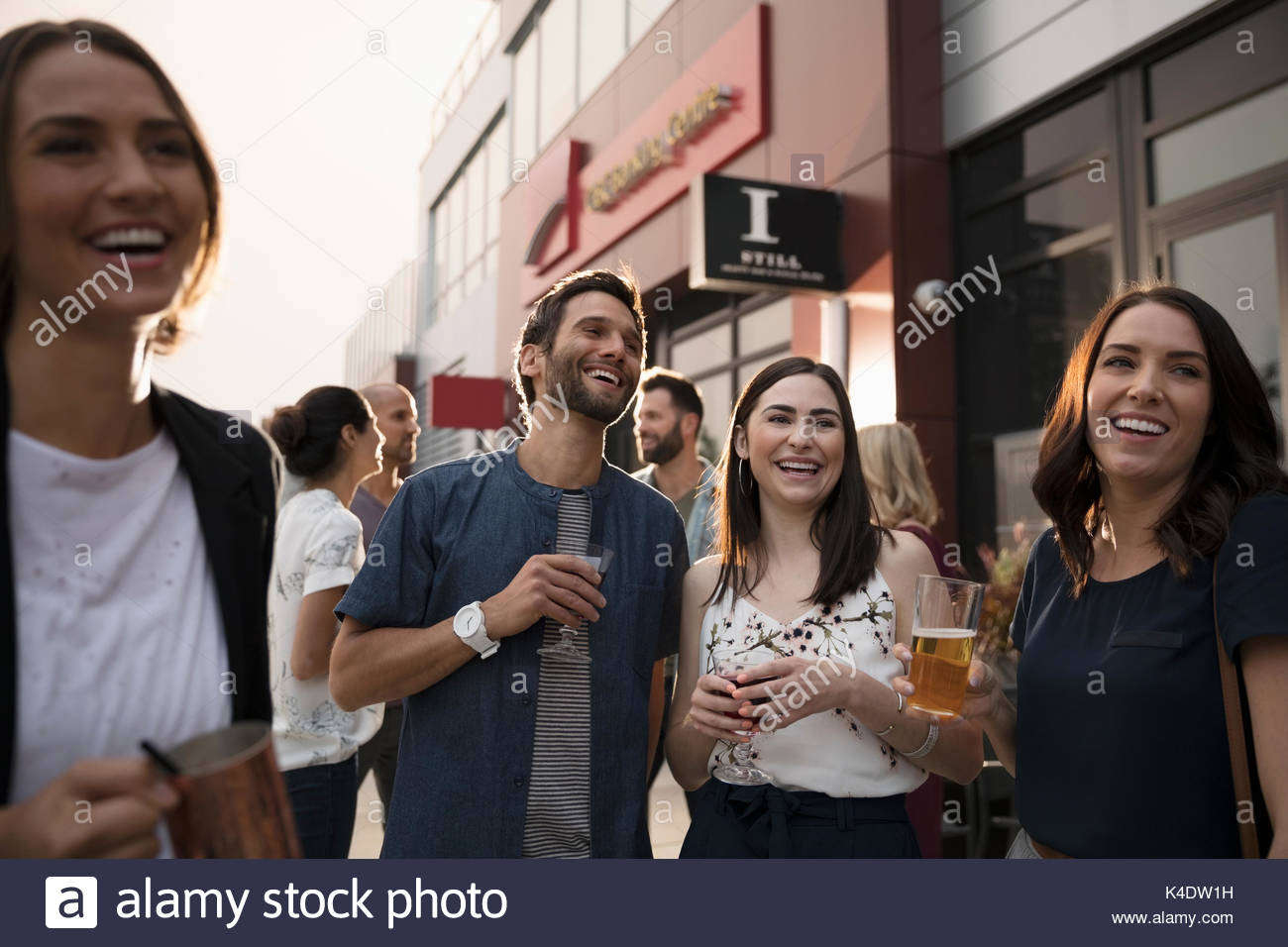 Amigos bebiendo cerveza y vino, socializar en el bar Patio Foto de stock