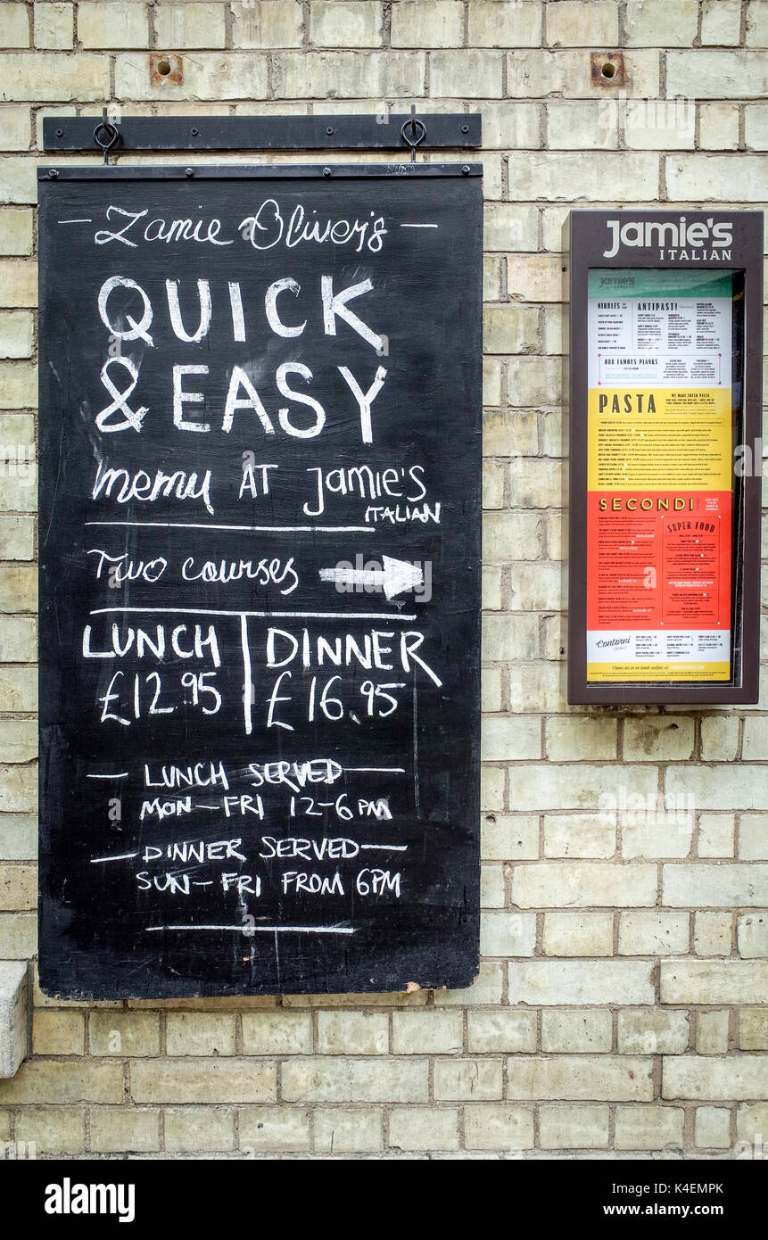 Menú y tablón de información fuera de la Jamie Oliver restaurante en Cambridge, Reino Unido Foto de stock