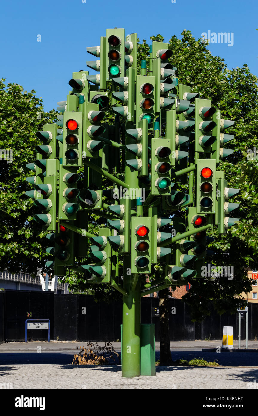 Traffic Light Tree escultura de Pierre Vivant en Canary Wharf, Londres Inglaterra Reino Unido Foto de stock