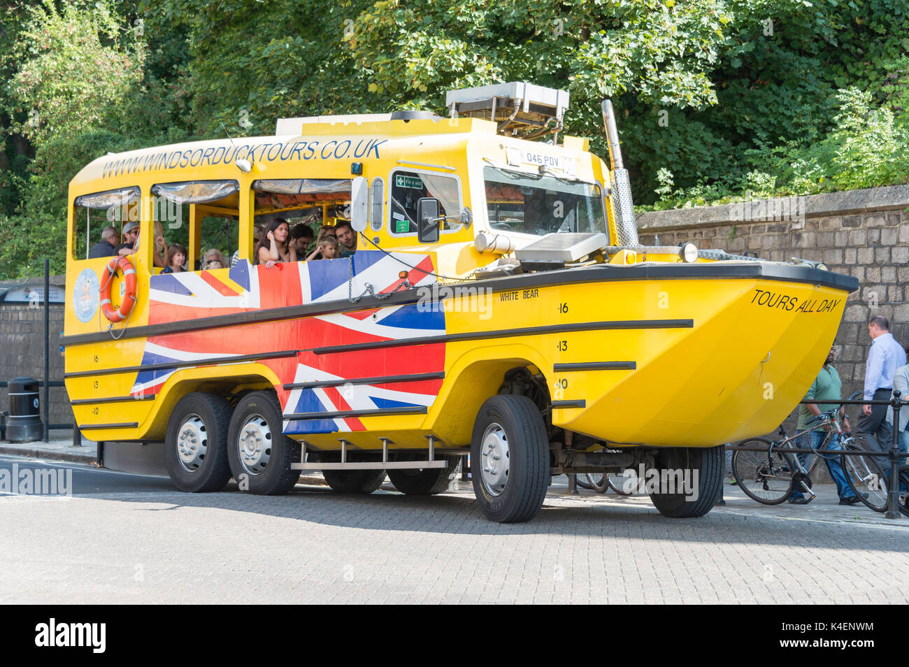 Windsor Duck Tours vehículo anfibio, High Street, Windsor, Berkshire, Inglaterra, Reino Unido Foto de stock
