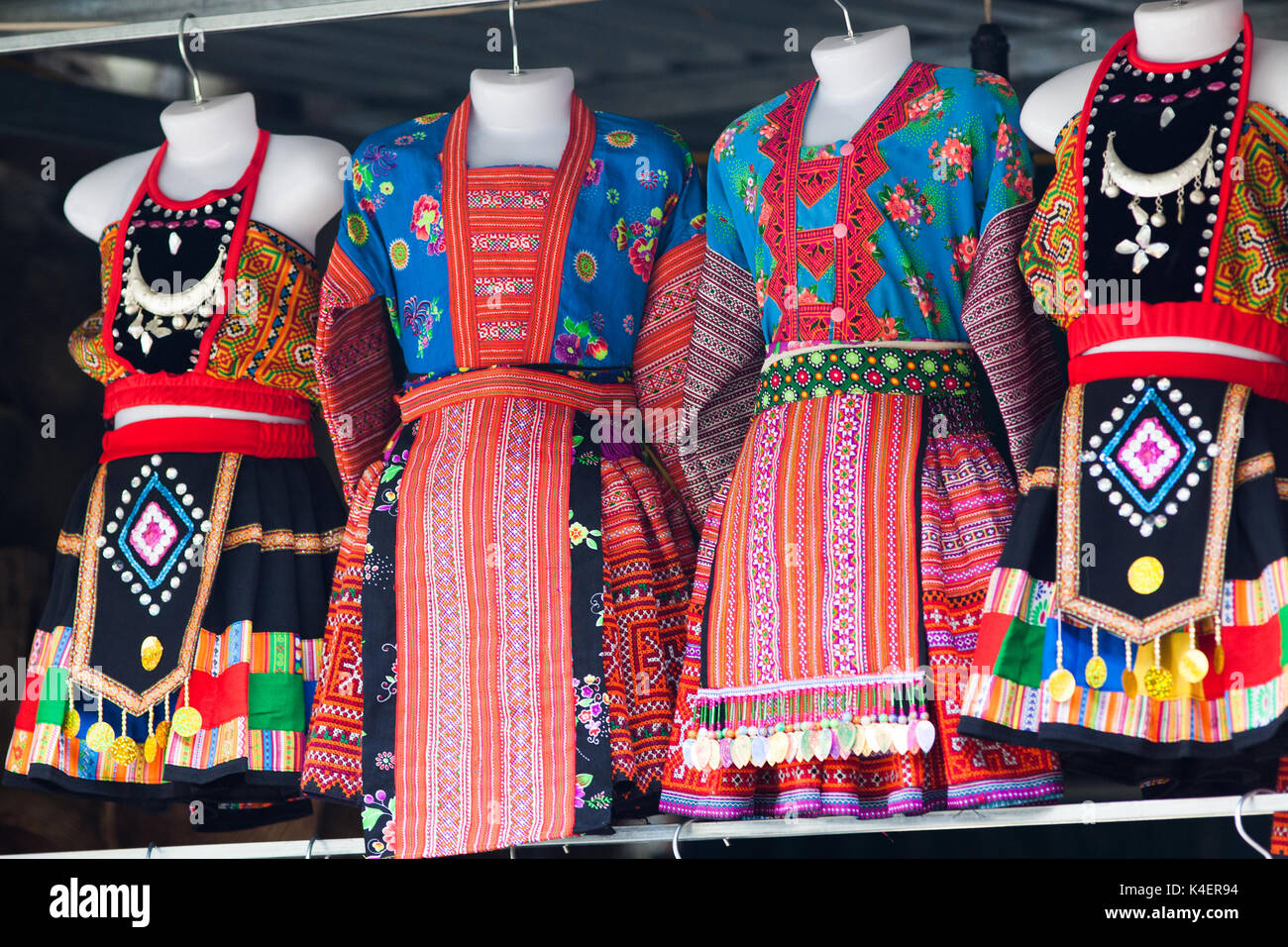 Ropa artesanal con patrones étnicos hmong. hmong son un grupo étnico de las  regiones montañosas de China, Vietnam y Tailandia Fotografía de stock -  Alamy