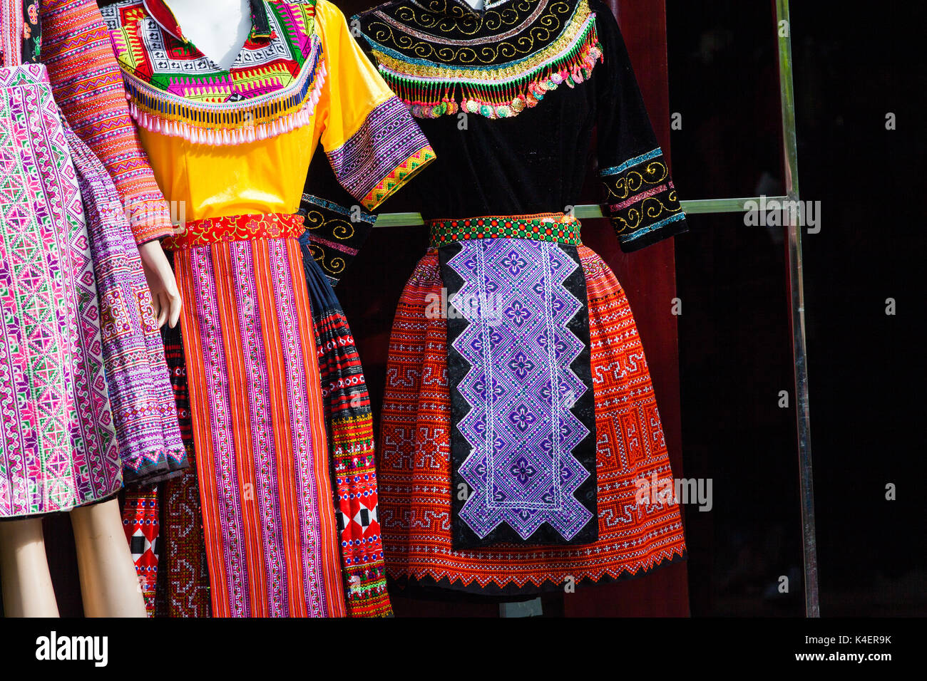 Ropa artesanal con patrones étnicos hmong. hmong son un grupo étnico de las regiones montañosas de China, y Tailandia Fotografía de stock Alamy