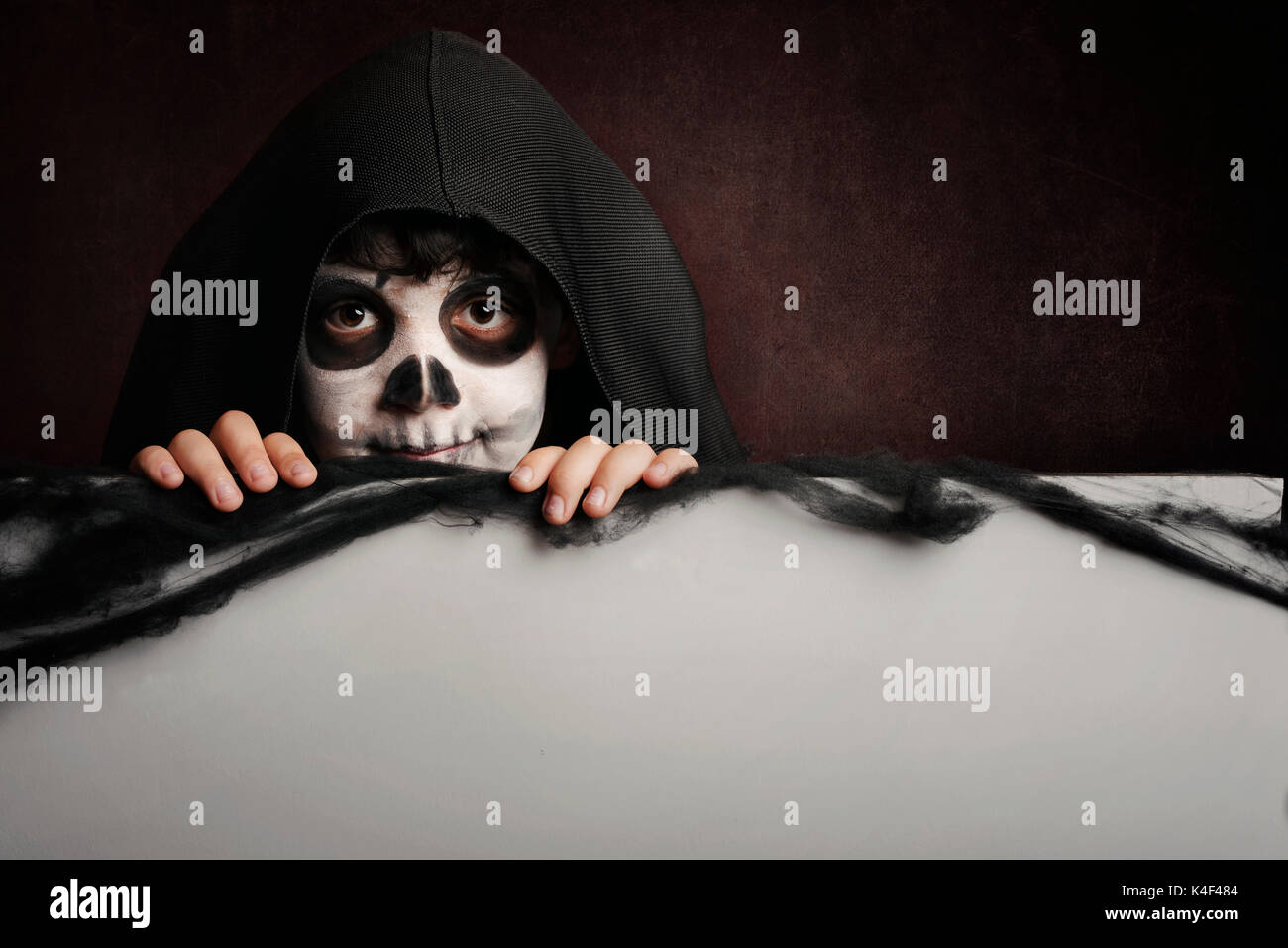 Niño en Halloween.boy vestido como un esqueleto Foto de stock