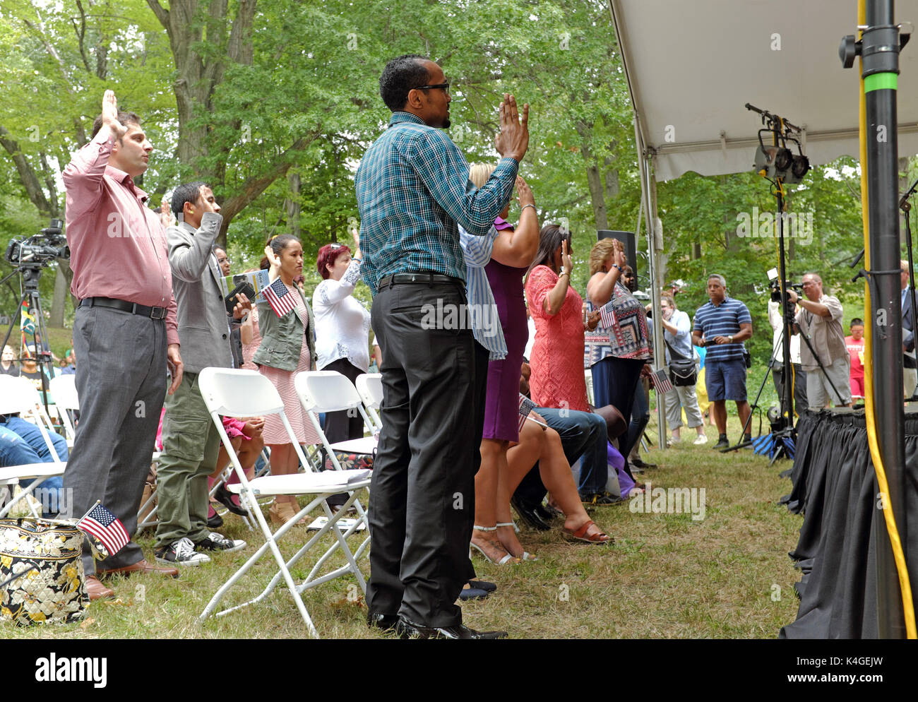 En la ceremonia de juramentación en el exterior nuevos ciudadanos estadounidenses durante las festividades del día de one world en los jardines culturales de Cleveland, Ohio, EE.UU. Foto de stock