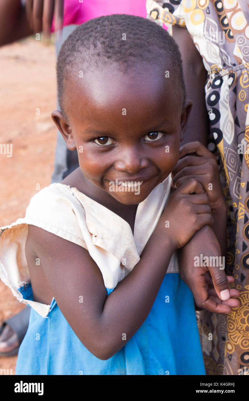 Una pequeña y hermosa chica con una sonrisa tímida. Foto de stock