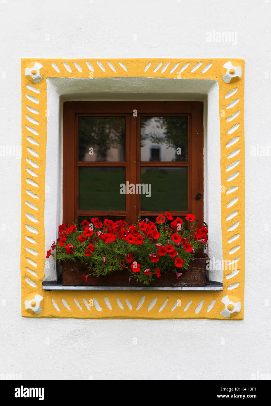 Bonita casa ventana con flores Foto de stock