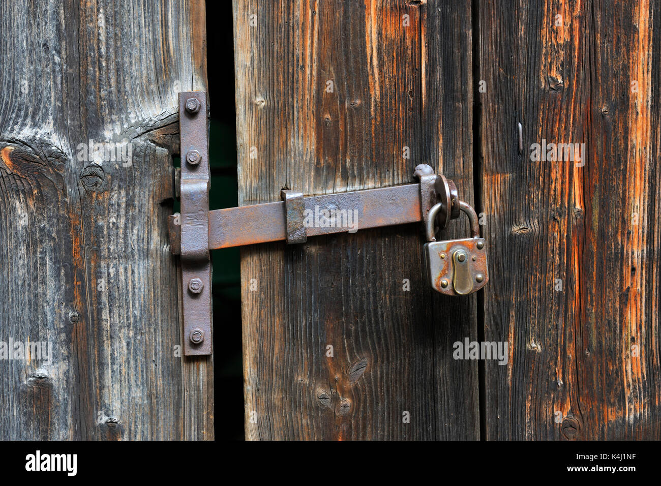 Tirador oxidado de la puerta con cerradura en la puerta de madera vieja, Baden-Württemberg, Alemania Foto de stock