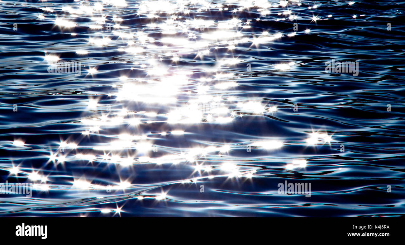 Detalle de una luna reflejando en el brillante mar Foto de stock