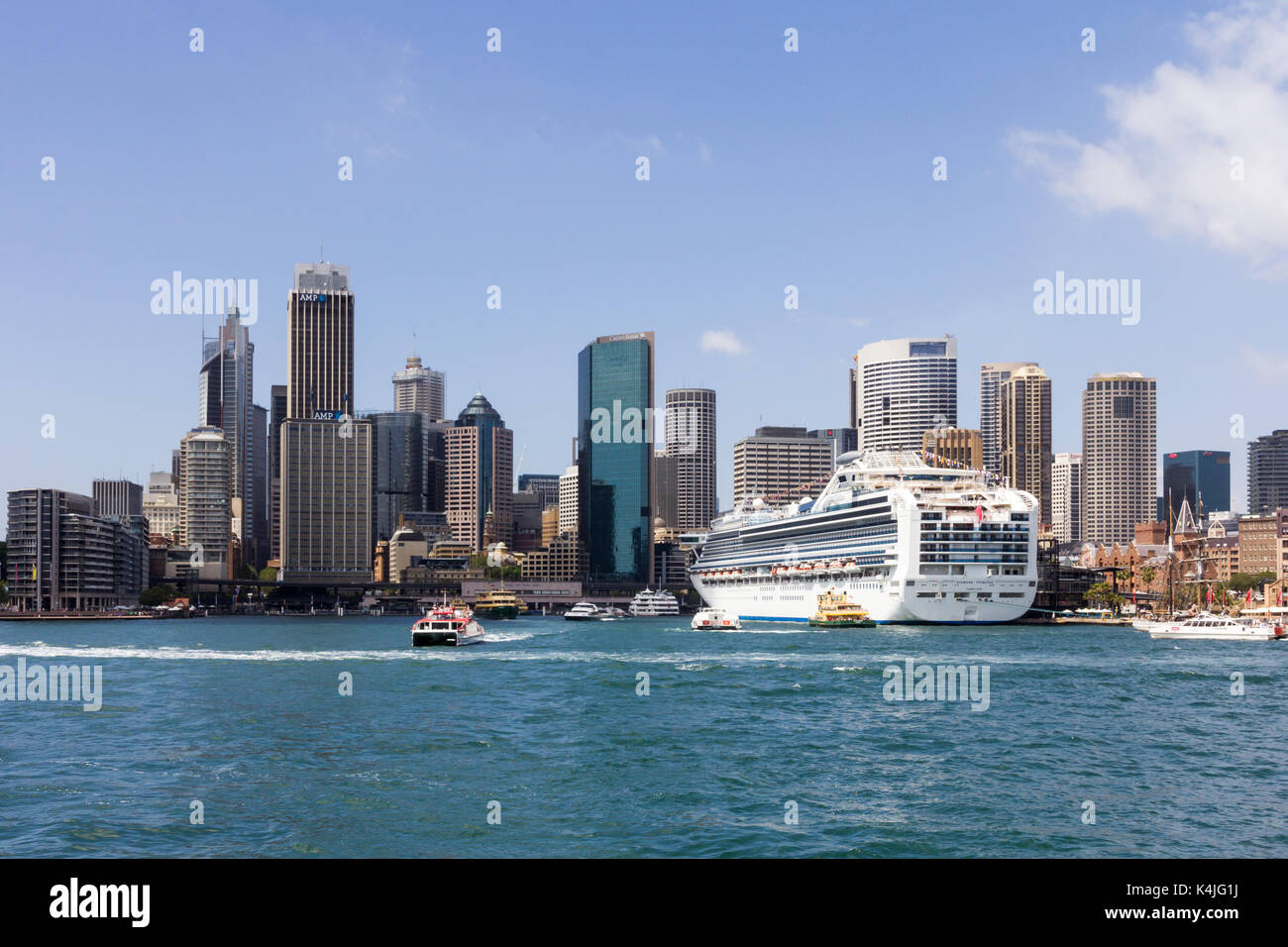 Diamond Princess cruceros atracados en el puerto de Sydney CBD con el Distrito Central de Negocios, en el fondo, el puerto de Sydney, Nueva Gales del Sur (NSW, Foto de stock