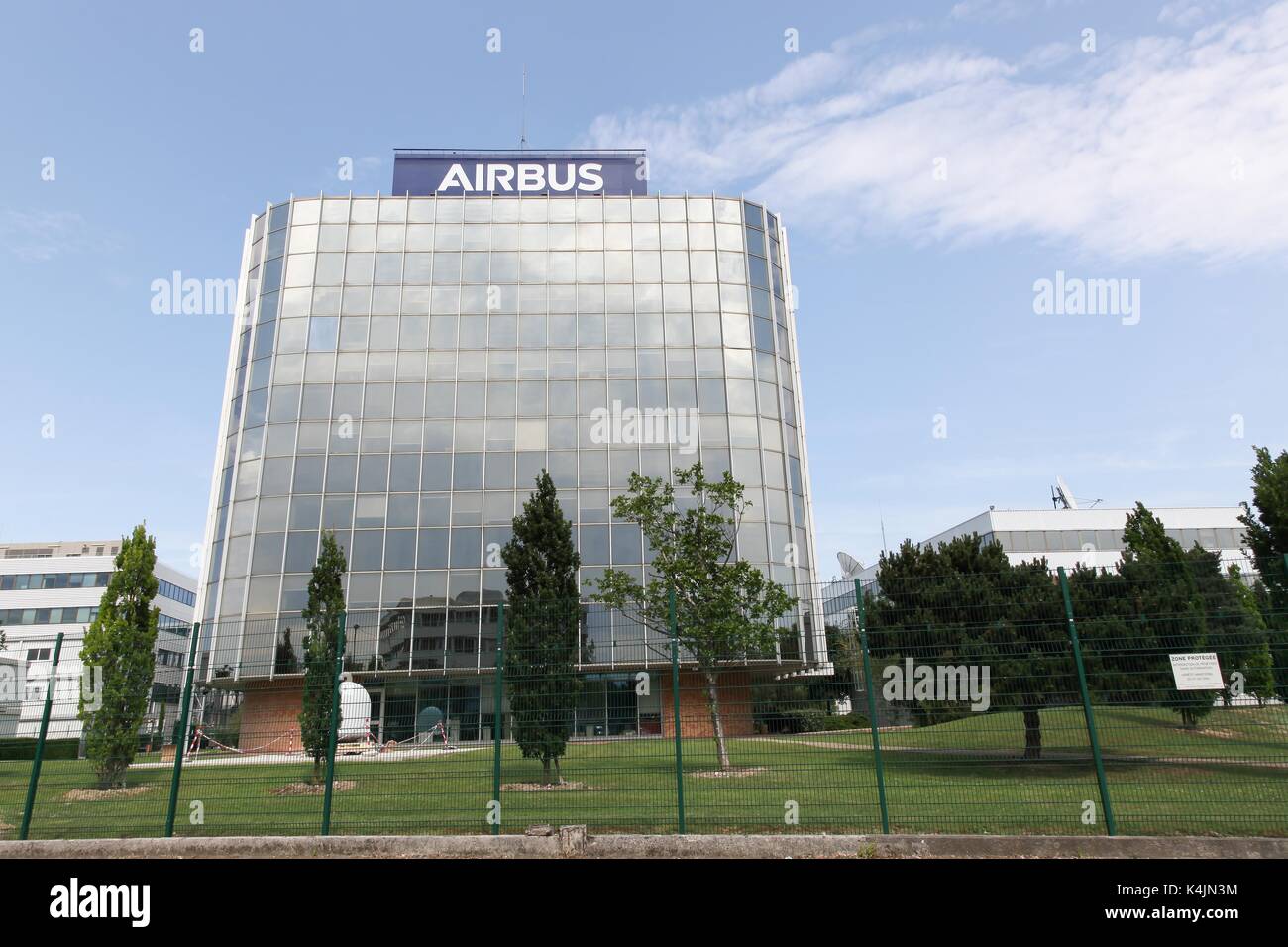 Toulouse, Francia - 2 de junio, 2017: Airbus edificio. Airbus es una división de la multinacional Airbus se que fabrica aviones civiles. Foto de stock