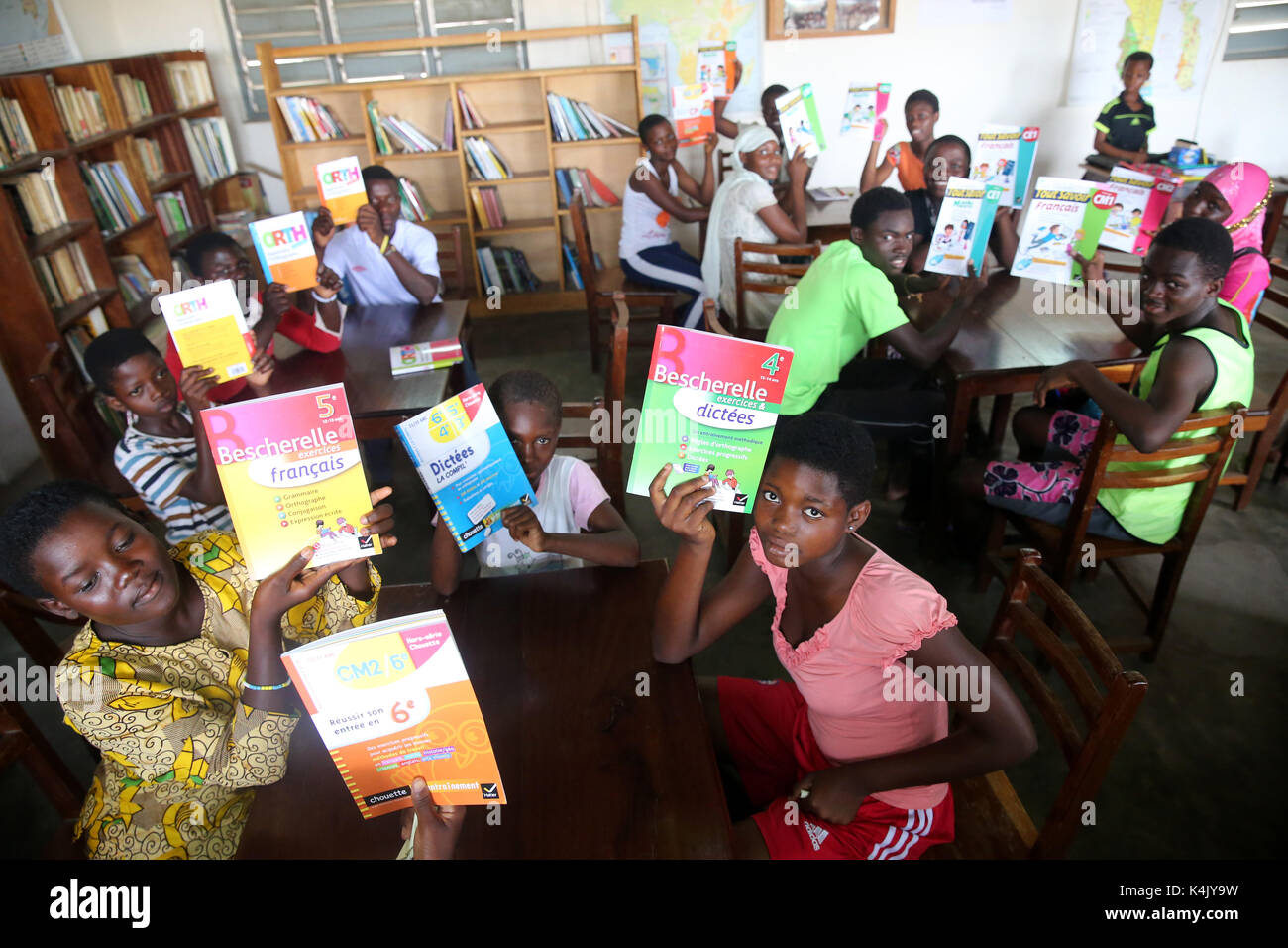 Biblioteca en una escuela donde los niños africanos son patrocinados por la ONG francesa, la chaine de l'espoir, Lomé, Togo, África occidental, África Foto de stock