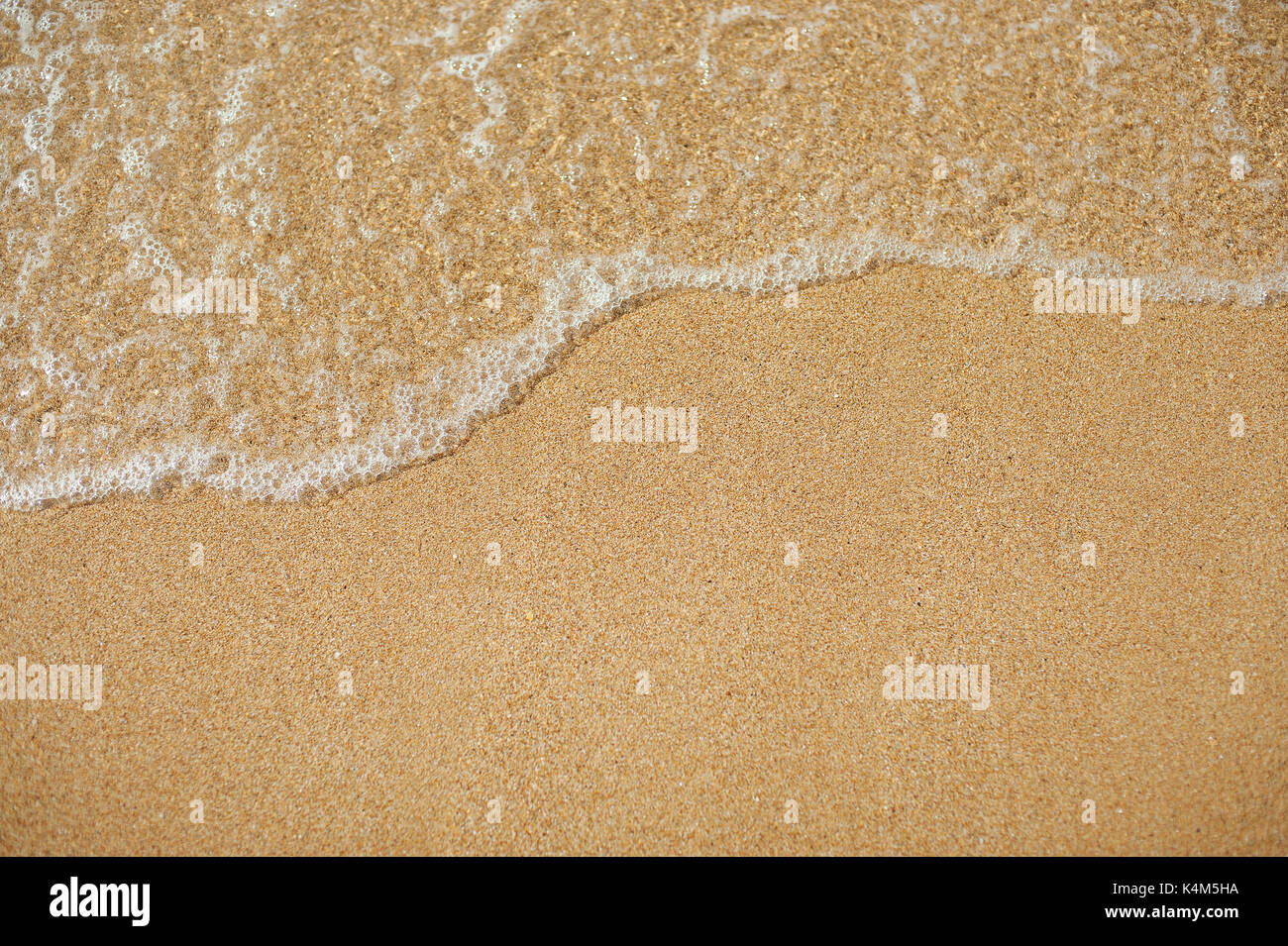 Ola del mar sobre la arena de la playa ,la isla de Koh tachai Tailandia Foto de stock
