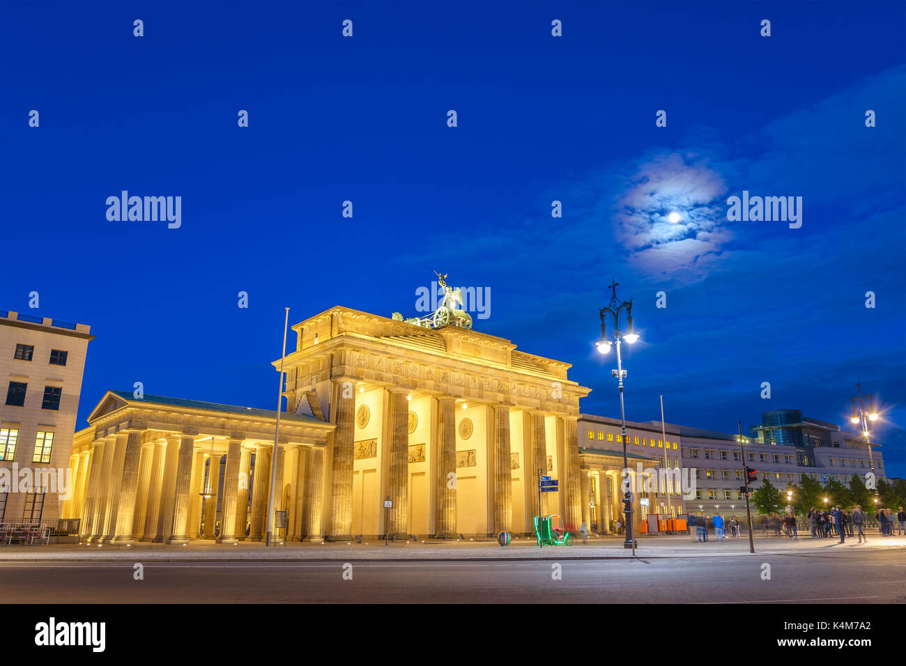 Berlin Night skyline en la puerta de Brandenburgo (Brandenburger Tor), Berlín, Alemania Foto de stock