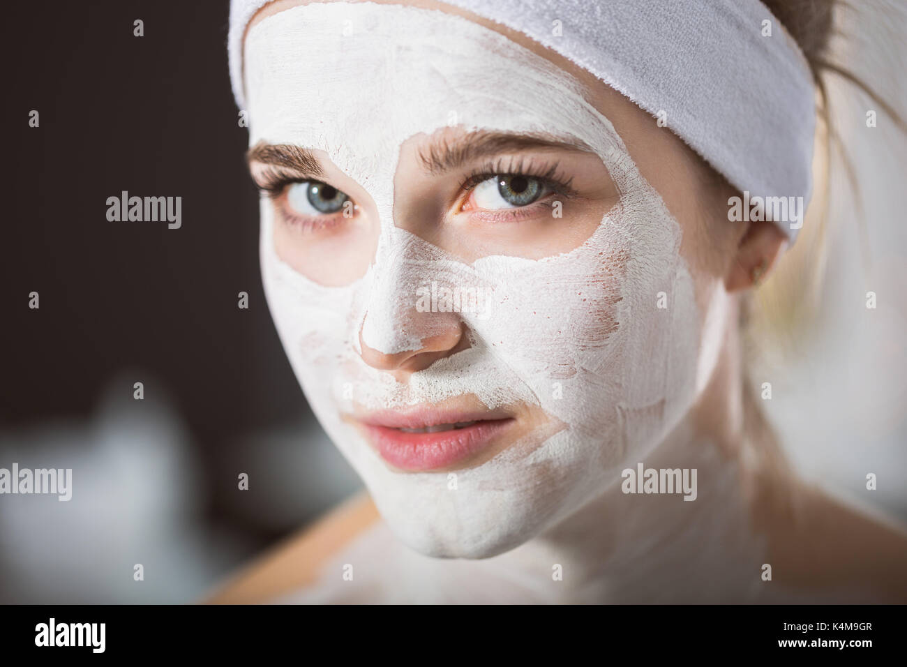 Mujer durante el tratamiento de spa con máscara en su cara Foto de stock