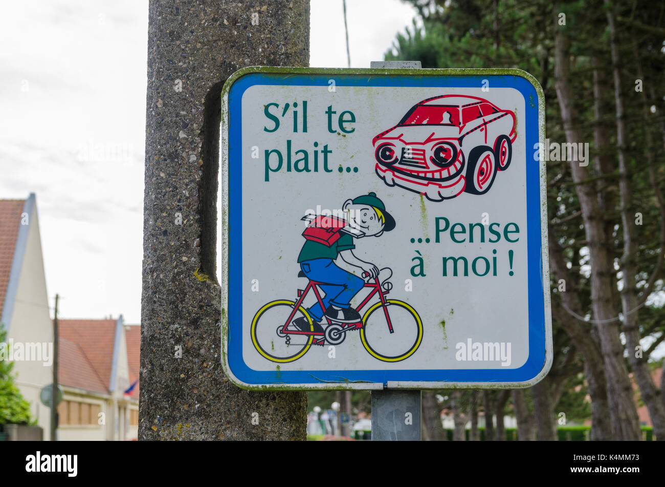 Firmar pidiendo a los conductores a tener cuidado con los niños sobre bicicletas en Hardinghen, Francia Foto de stock