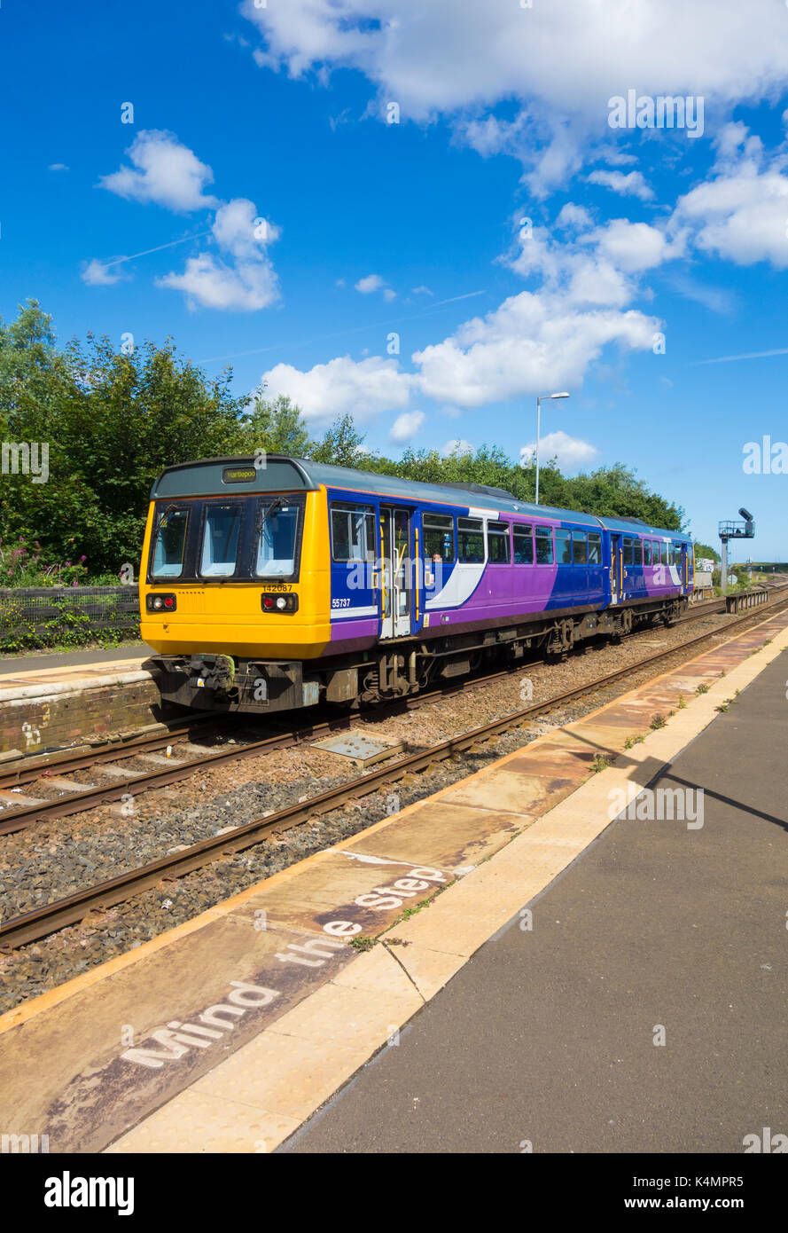 Northern line Class 144 Marcapasos en tren East coast line dejando Seaton Carew station. UK Foto de stock