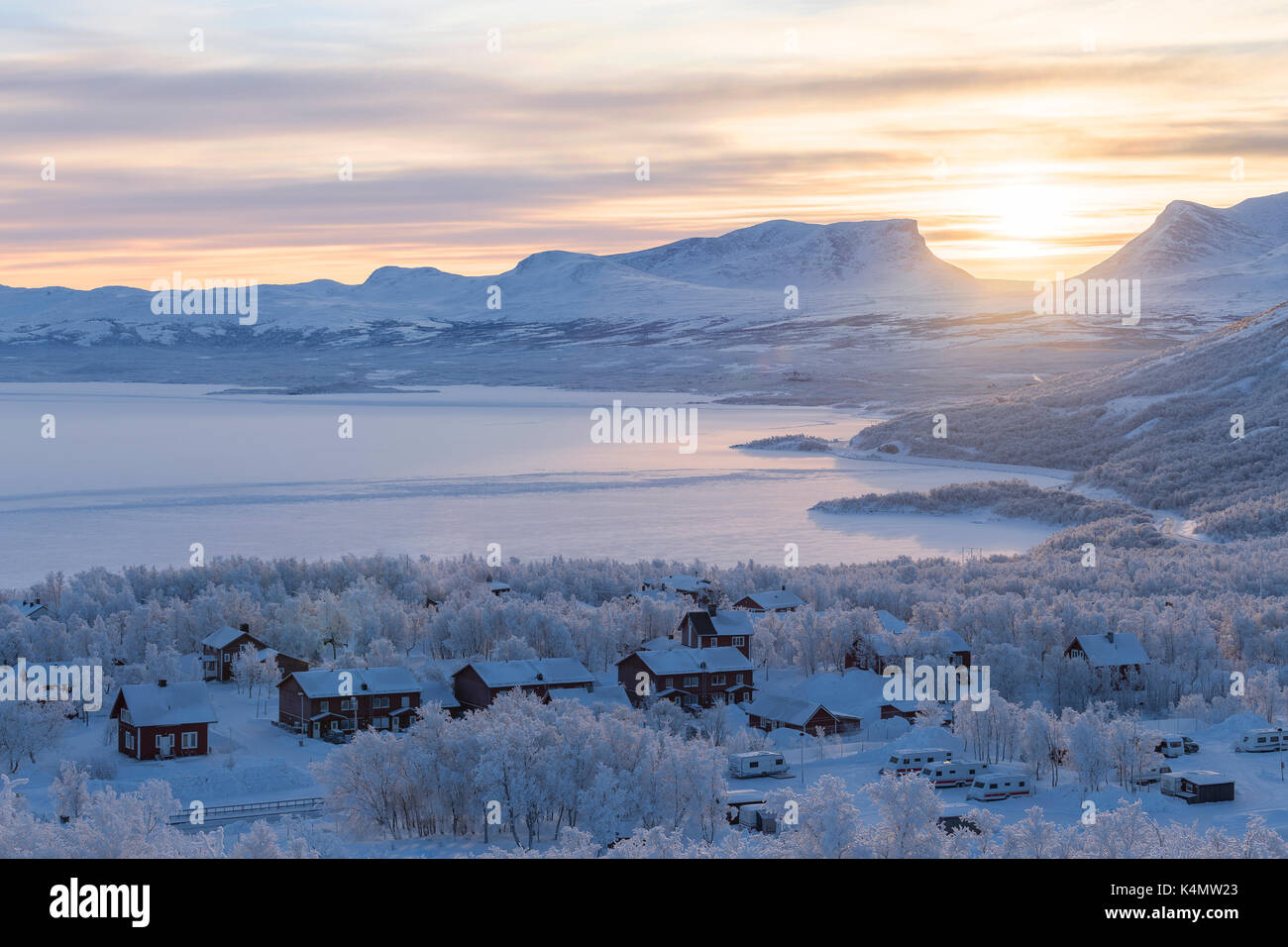 La salida del sol sobre la puerta de Laponia, bjorkliden, Ian norbottens, Suecia, Escandinavia, Europa Foto de stock