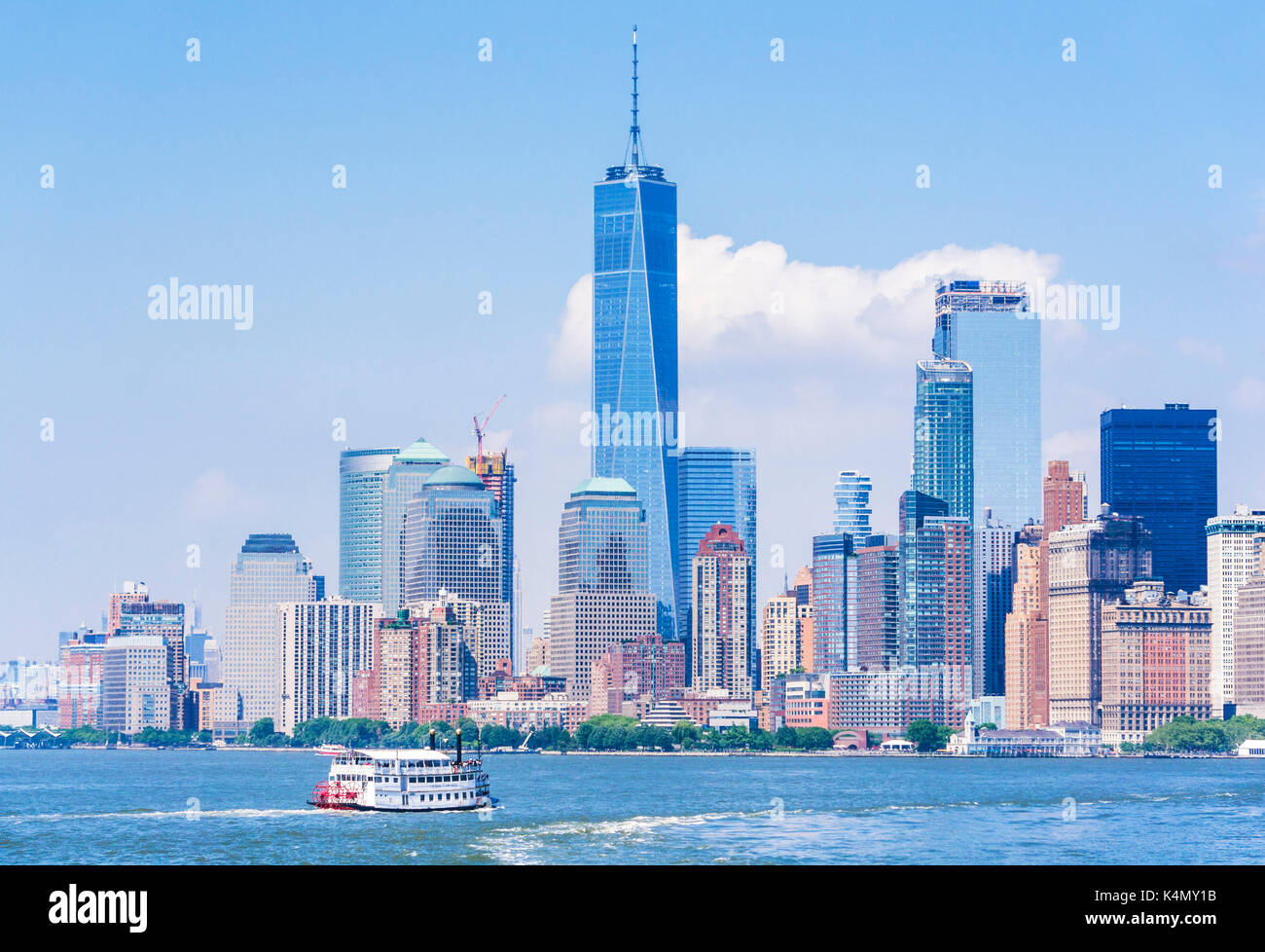 Lower Manhattan skyline de rascacielos de Nueva York, una torre del World Trade Center, el barco, el río Hudson, Nueva York, Estados Unidos de América, América del Norte Foto de stock