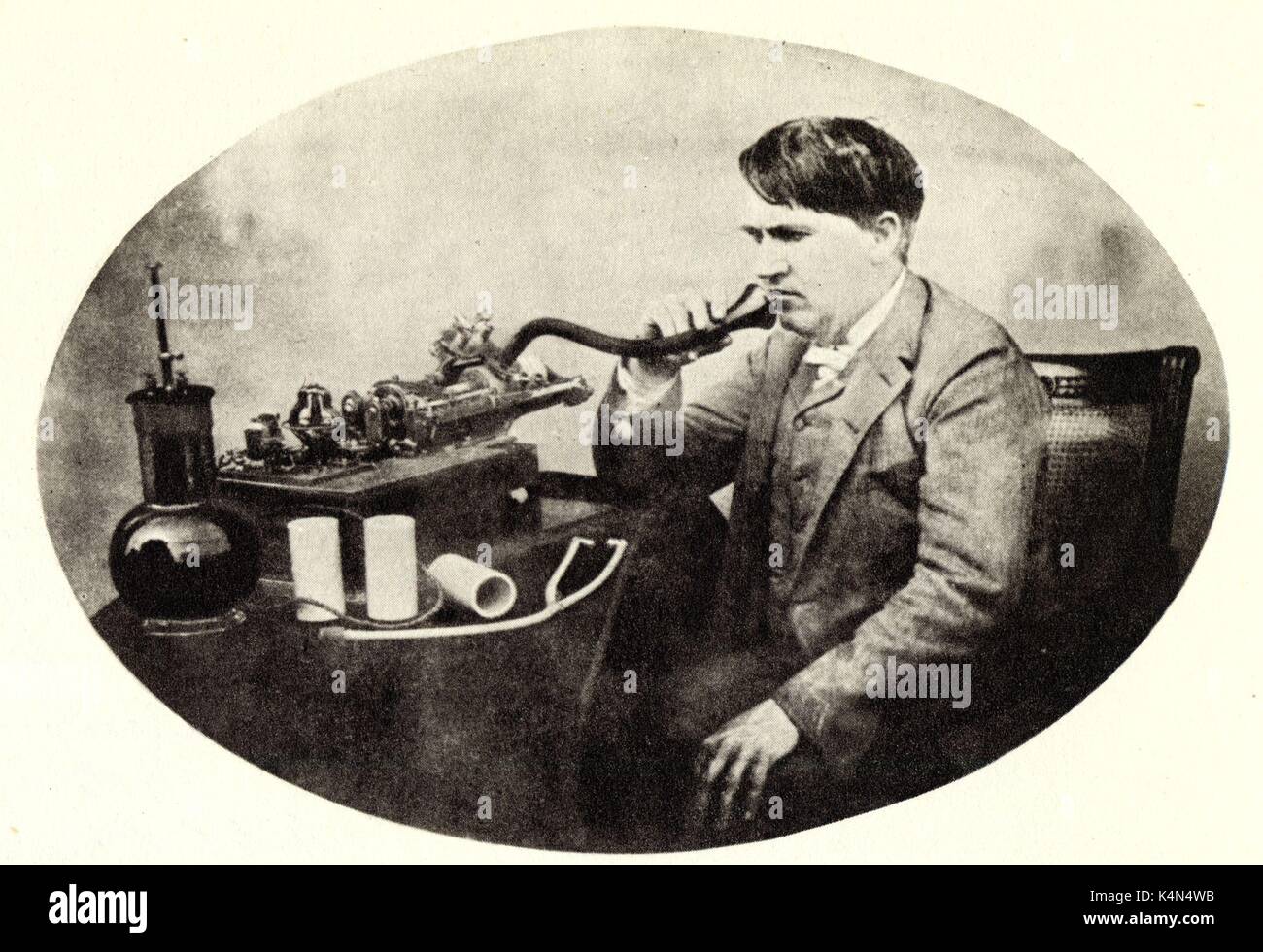 Thomas Alva Edison, con su cilindro de cera fonógrafo 1888 Foto de stock
