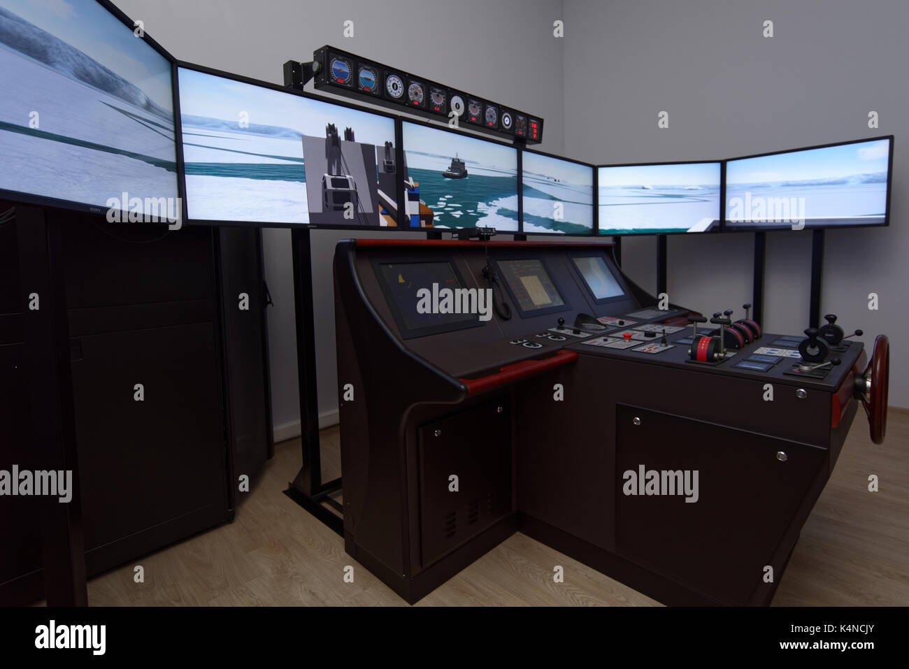 San Petersburgo, Rusia - 22 de septiembre de 2015: Simulador de Marina en el centro de capacitación de navegación de hielo de Krylov centro estatal de investigación. Nueva formación prog Foto de stock