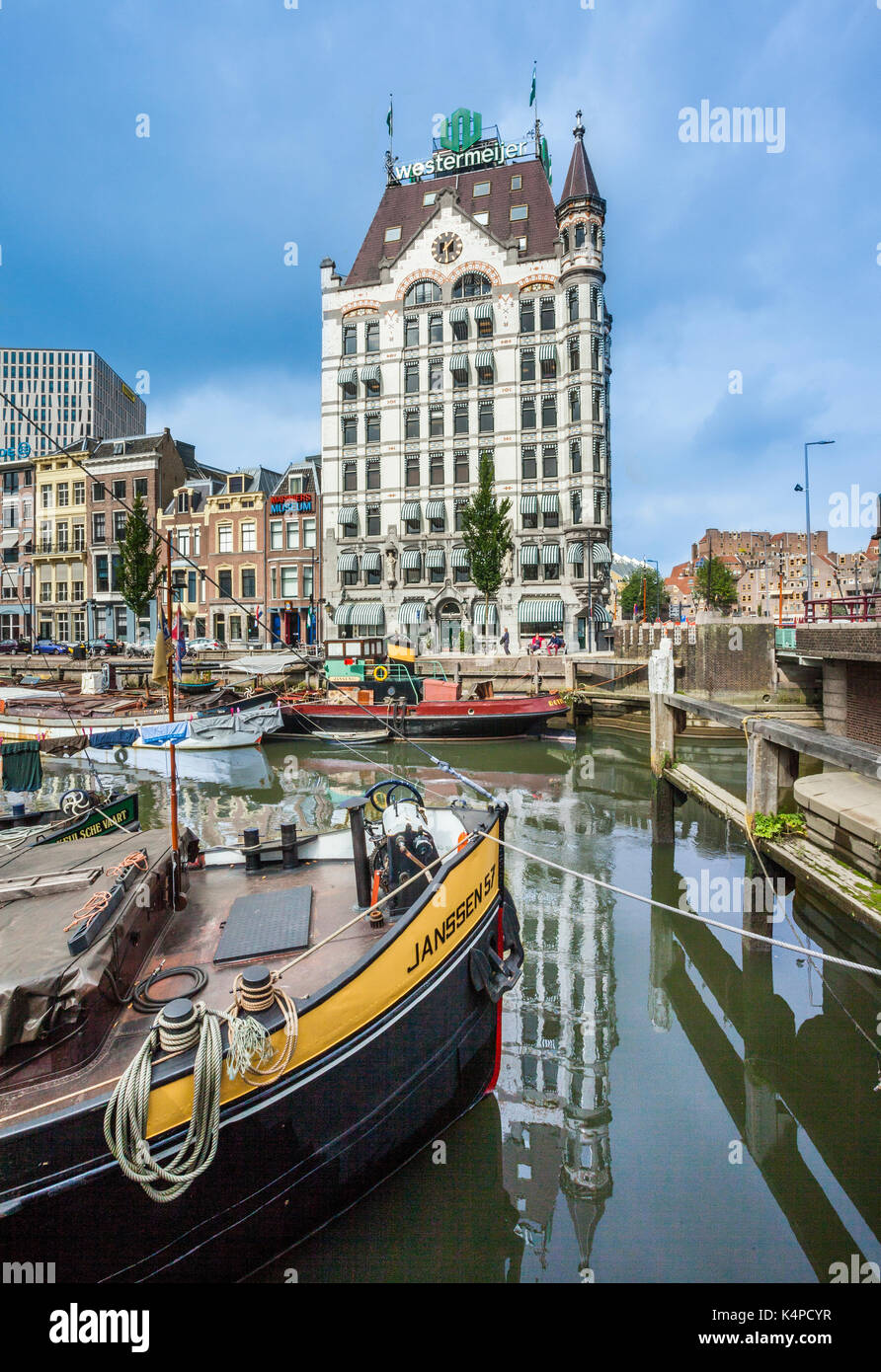Países Bajos, en el sur de Holanda, Rotterdam, distrito marítimo, Wijnhaven con vista del estilo Art Nouveau Witte Huis (Casa Blanca), construido en 1898, el fi Foto de stock