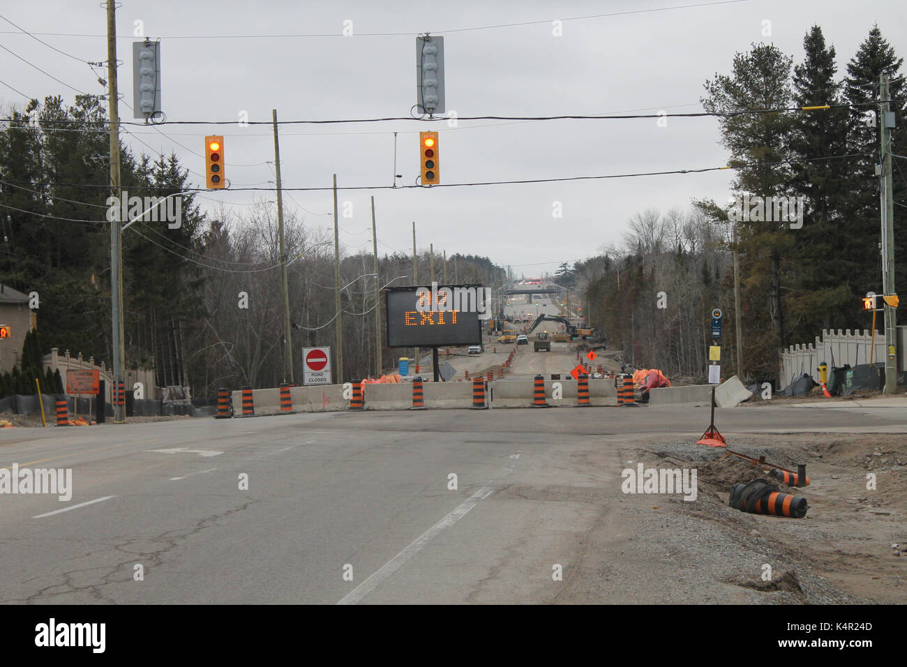 Mapleview Drive, Barrie, Ontario cerrada por obras 'no exit' firmar en el centro. Las tripulaciones trabajando duro para conseguir abrir por 5 semana calendario fecha límite. Foto de stock