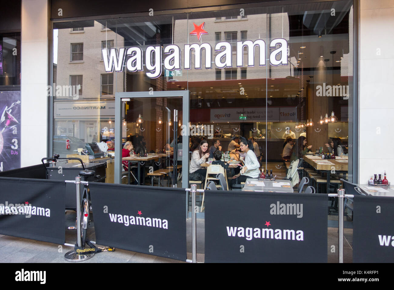 Wagamama - una cadena de restaurantes japoneses de inspiración asiática en  Ealing, al oeste de Londres, Reino Unido Fotografía de stock - Alamy