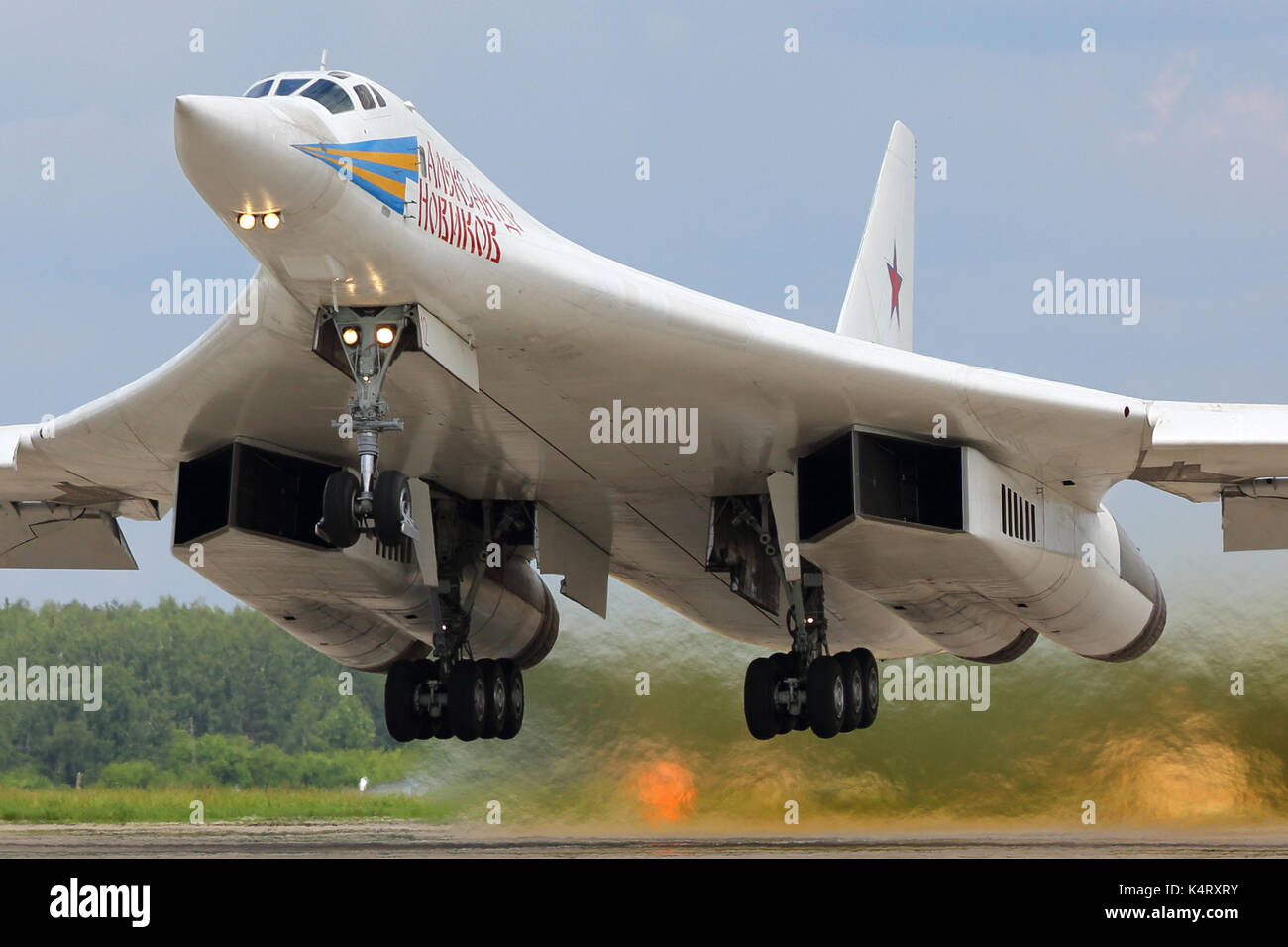 Kubinka, región de Moscú, Rusia - Junio 22, 2015: tupolev tu-160M-94109 rf moderno avión bombardero estratégico de la fuerza aérea rusa despega en kubinka ai Foto de stock