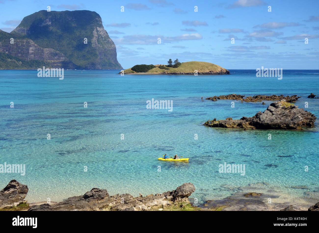 Par de kayak en laguna con Mt Gower en el fondo, la isla de Lord Howe, NSW, Australia. Sin PR o MR Foto de stock