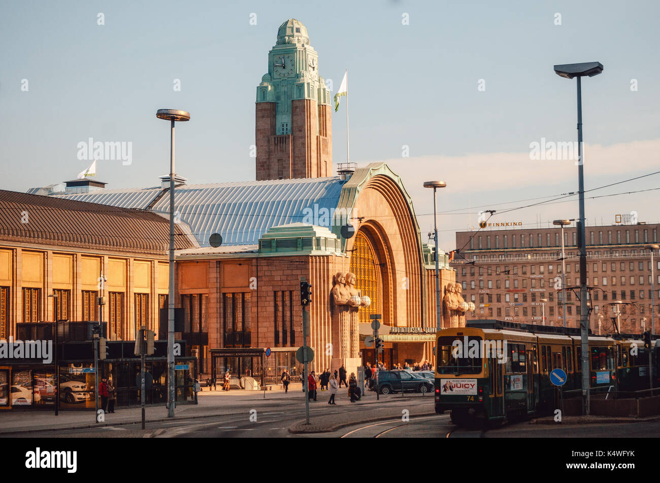 Helsinki, Finlandia - Marzo 17, 2015: el tranvía está delante de la estación de ferrocarril de Helsinki, Finlandia en el amanecer. Foto de stock
