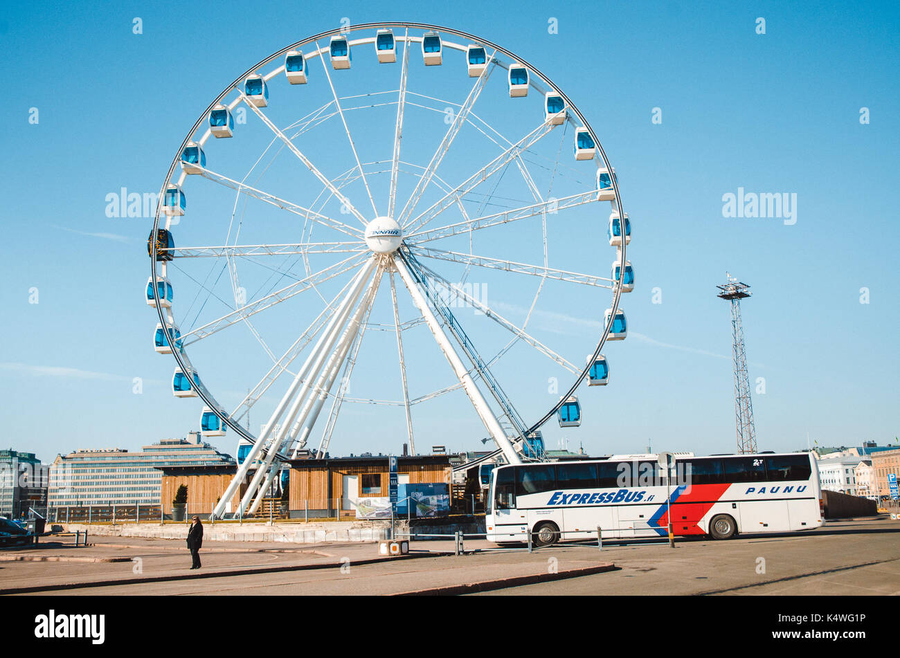 Helsinki, Finlandia - Marzo 17, 2015: el autobús de pasajeros se sitúa delante de la noria en el puerto de Helsinki, Finlandia. Foto de stock