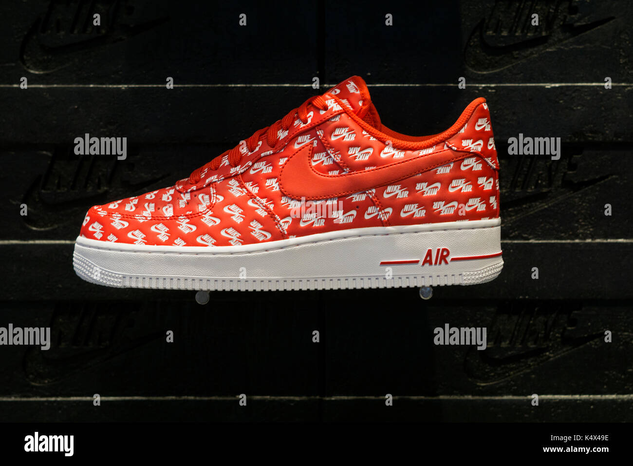 Zapatillas Nike AIR Force One rojas a la venta en $130 en la tienda KITH de Broadway en Greenwich Nueva York Fotografía de stock Alamy