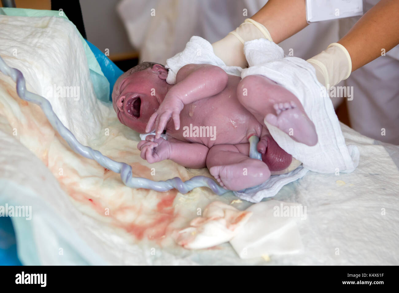 Segundos Y Minutos Recién Nacidos Del Niño Del Bebé Después Del Nacimiento  Envuelto En Toalla Foto de archivo - Imagen de bebé, nacimiento: 92646570