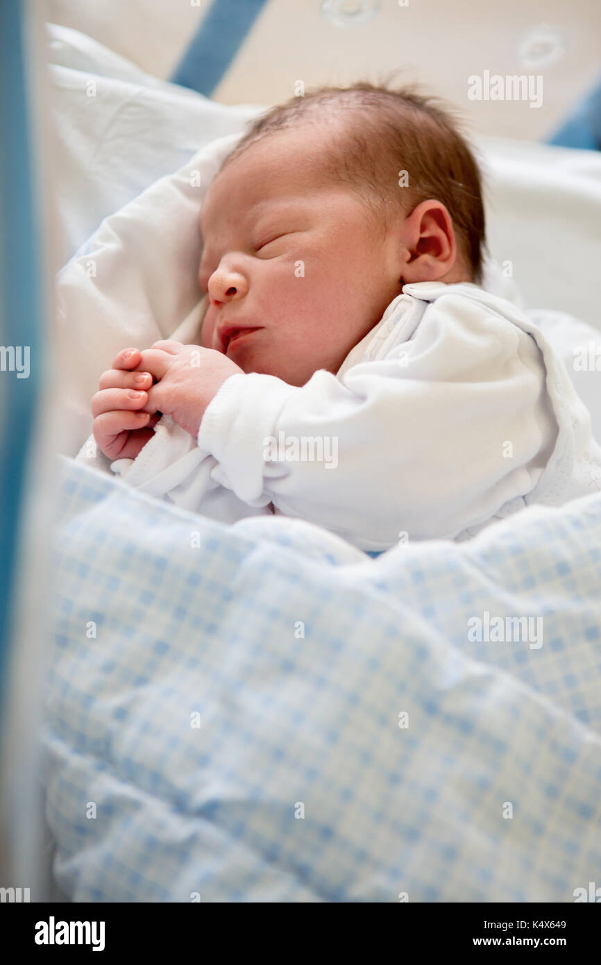 Hermoso Bebe Varon Recien Nacido En El Pesebre Sentando En El Hospital Prenatal Fotografia De Stock Alamy