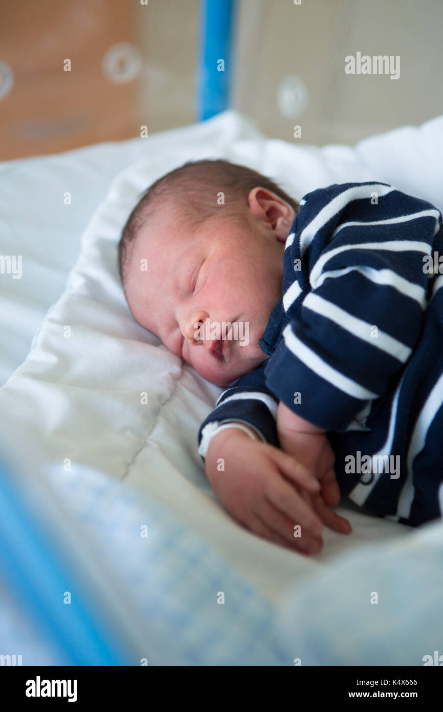 Hermoso Bebe Varon Recien Nacido En El Pesebre Sentando En El Hospital Prenatal Fotografia De Stock Alamy