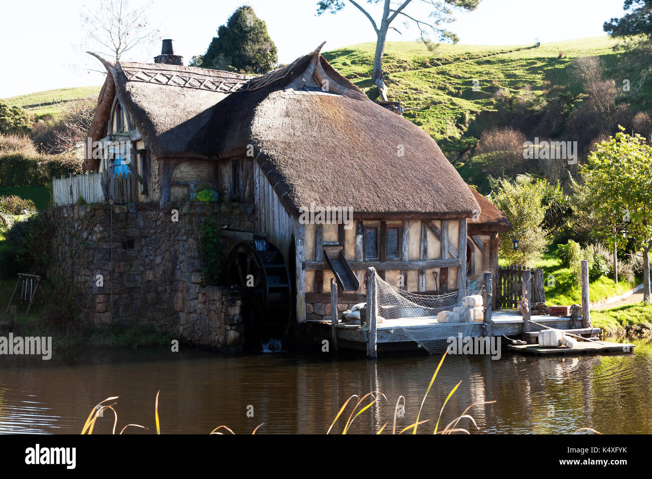 Vista cercana del viejo molino de agua, hobbiton movie set, matamata, Waikato, Nueva Zelanda Foto de stock