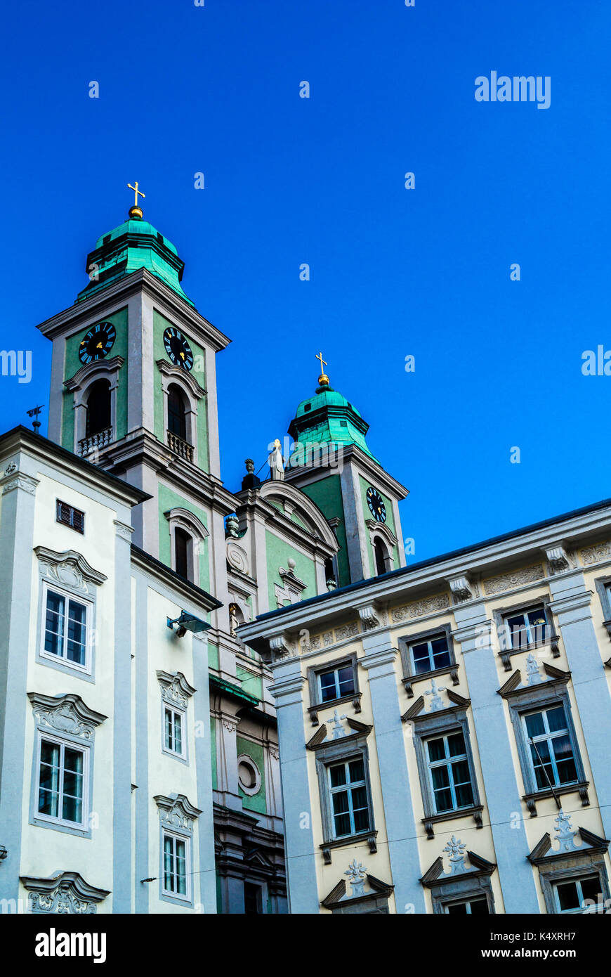 Antigua iglesia en Linz, Austria, con una fachada exterior azul aqua, un lugar de interés y una monumental obra de arte y arquitectura Foto de stock