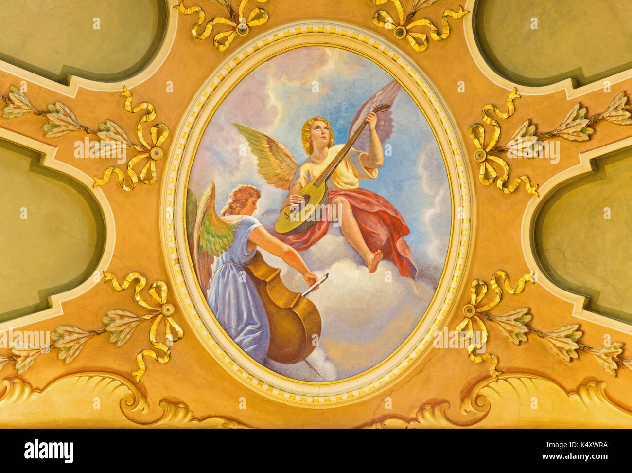 Turín, Italia - 13 de marzo de 2017: el fresco de ángeles con los instrumentos de música en la iglesia Chiesa di santo Tomás por Giovanni Battista Secchi. Foto de stock