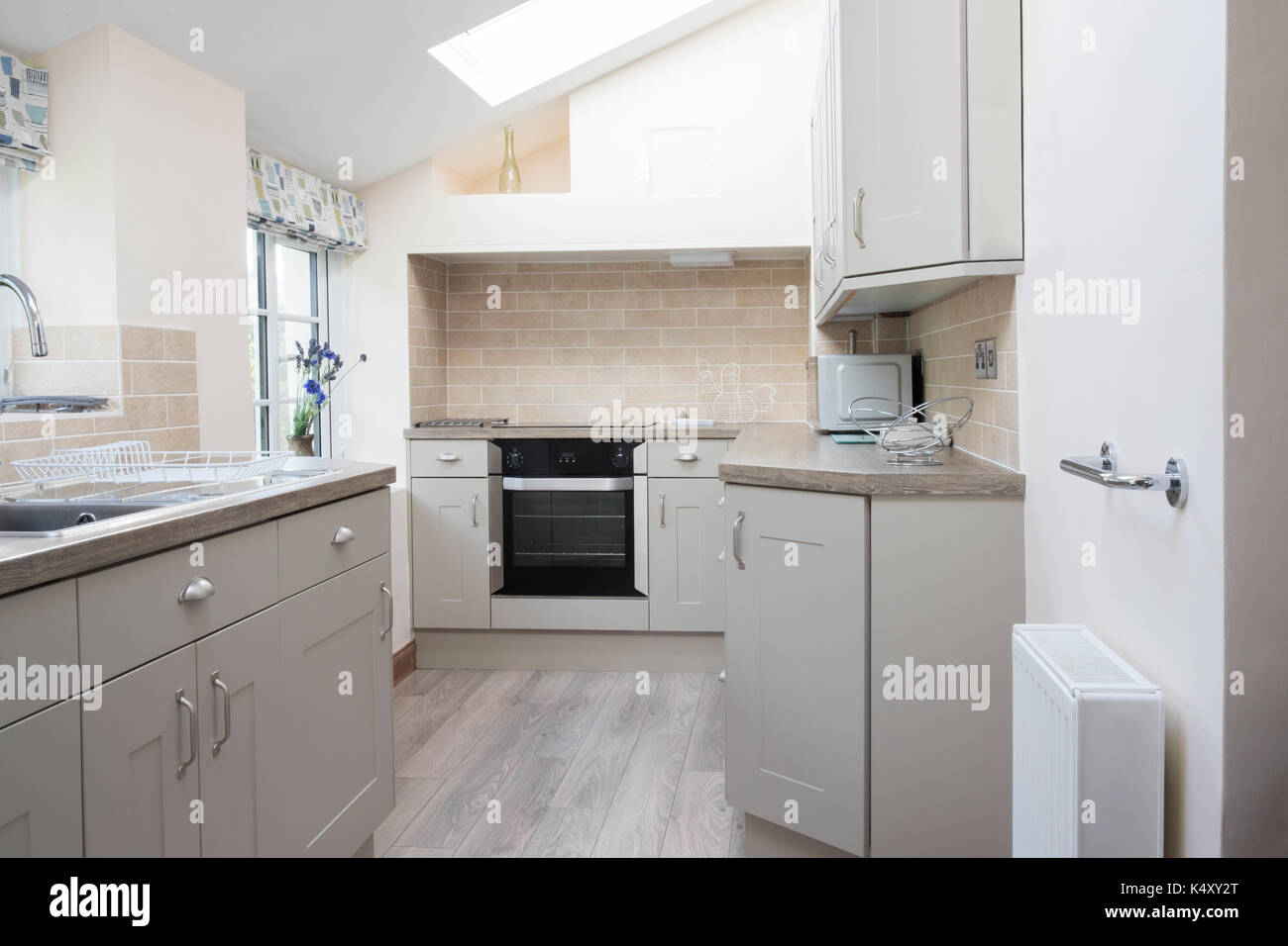 Vacía el interior de la cocina moderna en casa Foto de stock